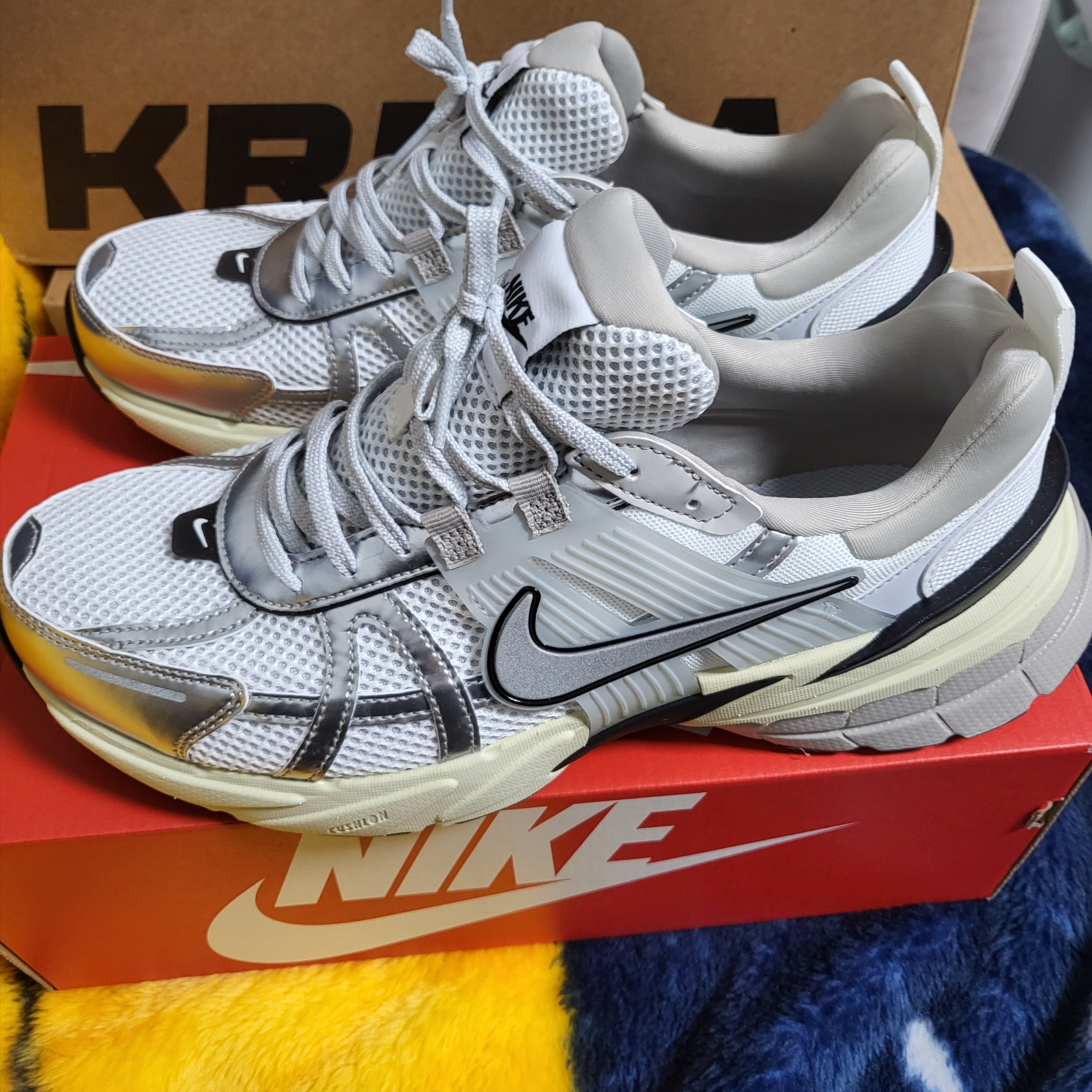 Nike V2K Run Summit White Metallic Silver 착용 스타일