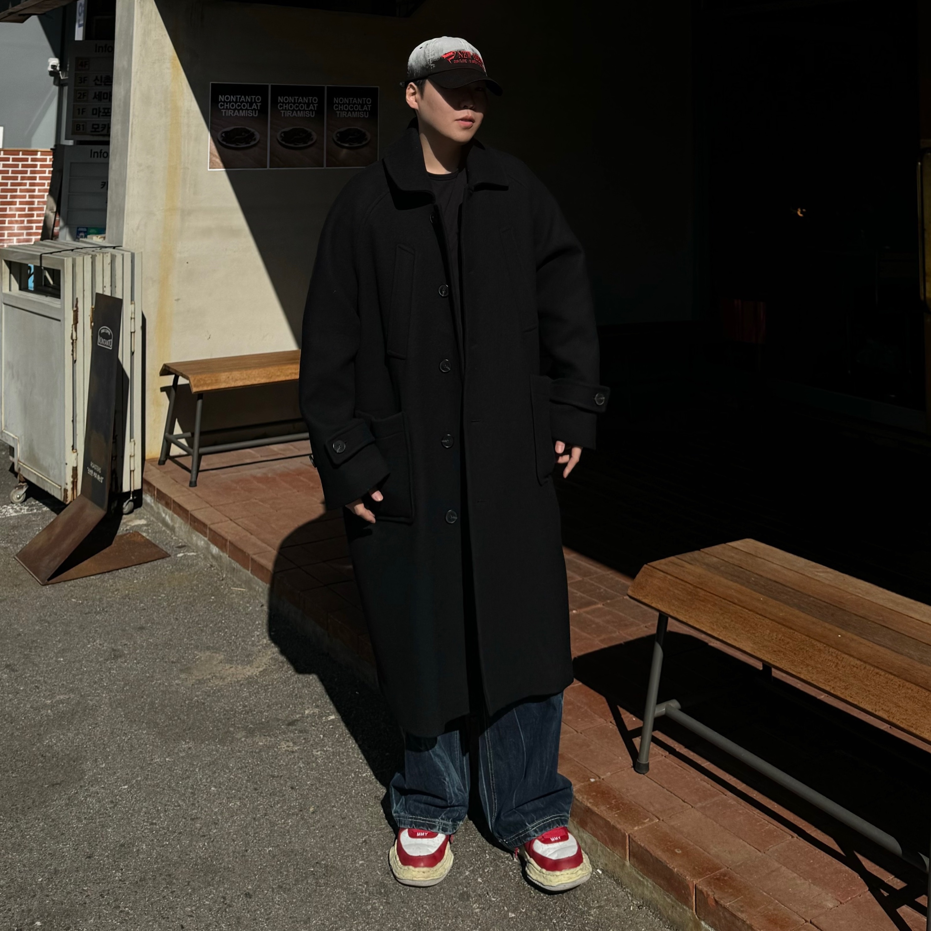 Undermycar Legion.02 Balmacaan Oversized Wool Coat Black, Maison Mihara Yasuhiro Wayne VL OG Sole Leather Low-top Sneakers White Red 착용 스타일 - 2
