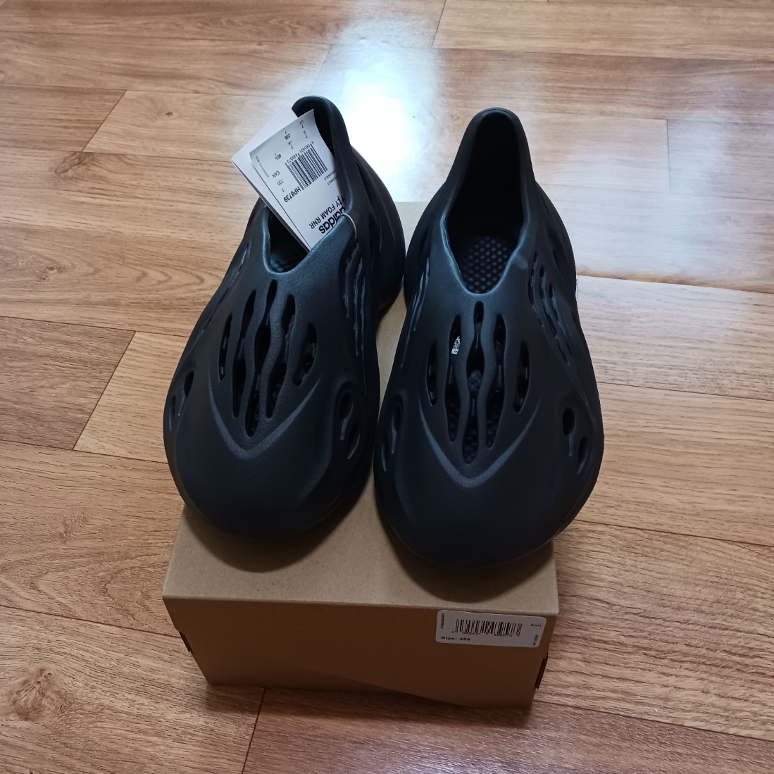 Adidas Yeezy Foam RNNR Onyx 착용 스타일 - 3