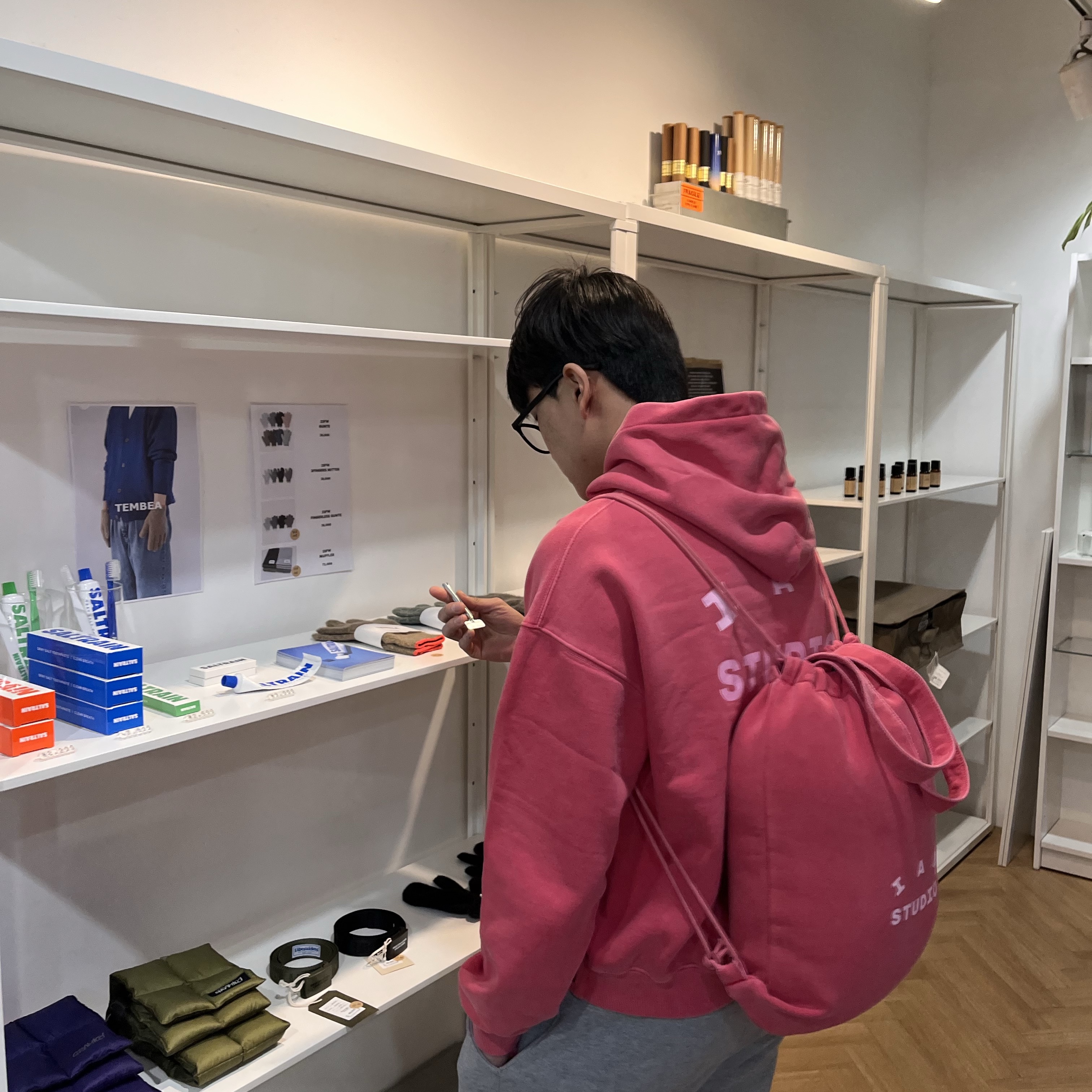 IAB Studio Pigment Hoodie & Sack Coral 착용 스타일