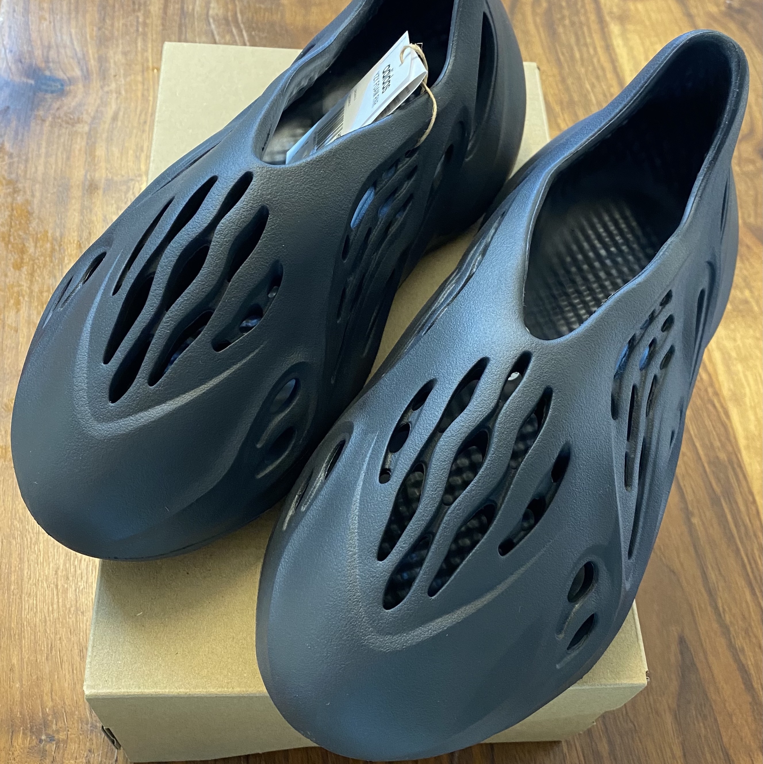Adidas Yeezy Foam RNNR Onyx 착용 스타일