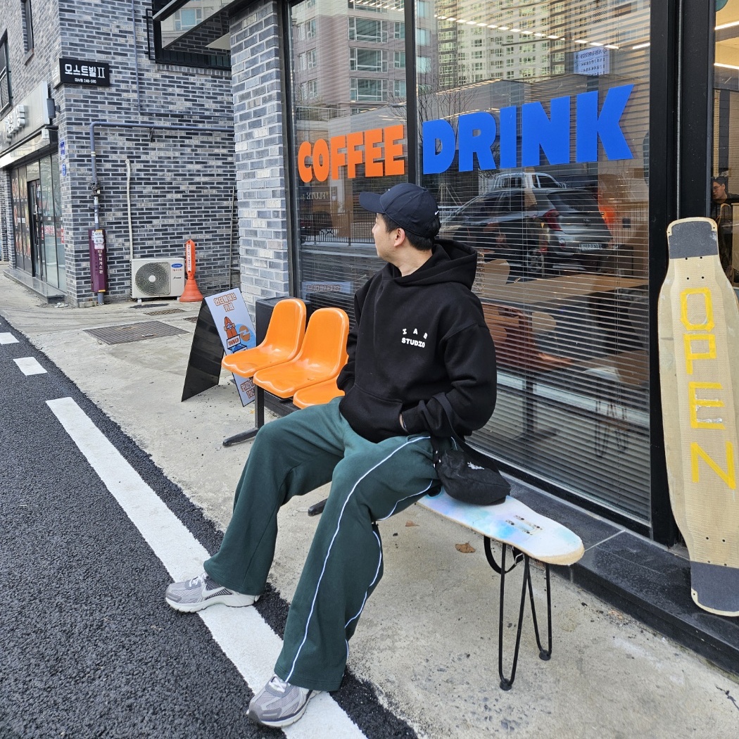 Stussy Canvas Side Pouch Washed Black, (W) Nike Zoom Vomero 5 Cobblestone and Flat Pewter 착용 스타일 - 1