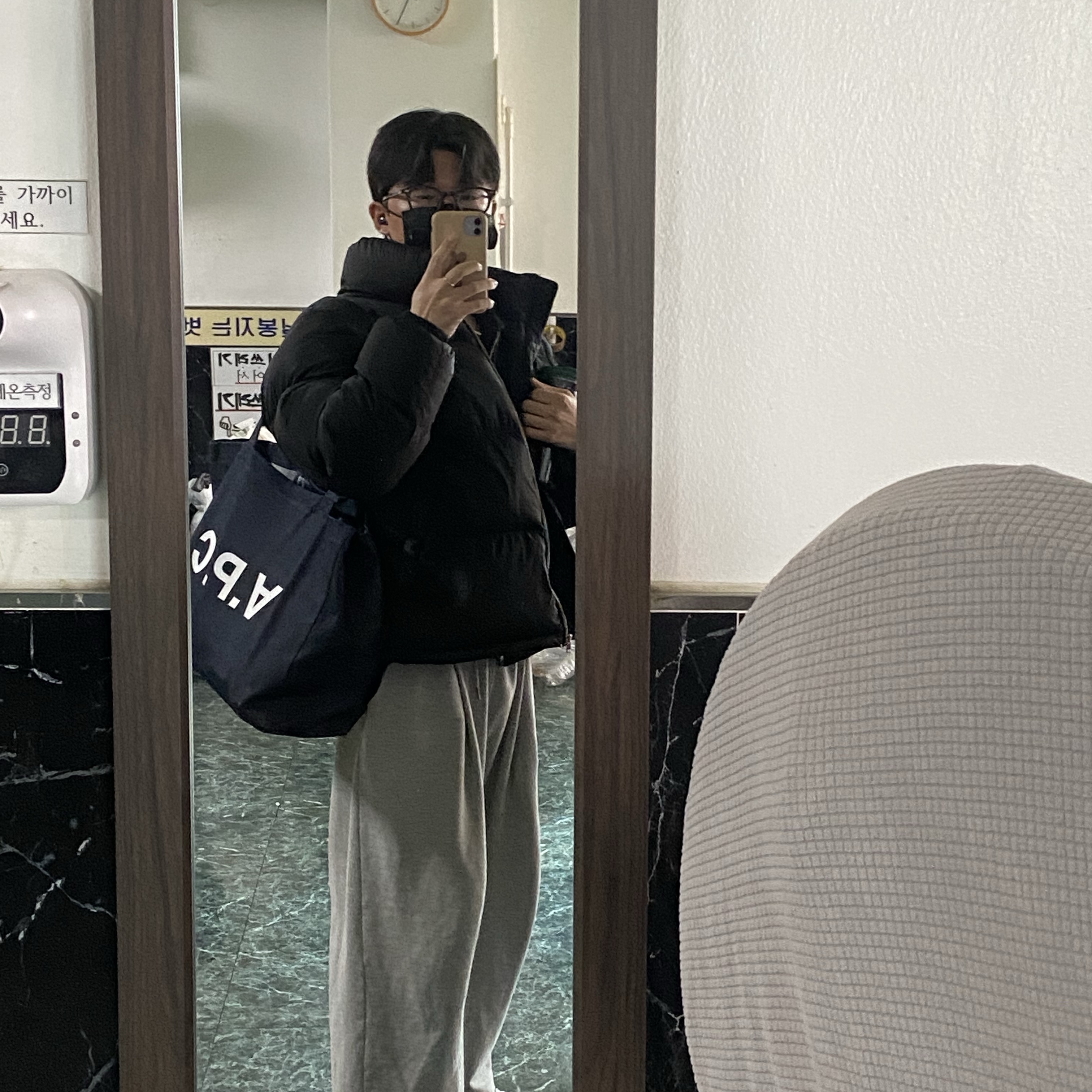 A.P.C. Daniela Shopping Bag Indigo 착용 스타일