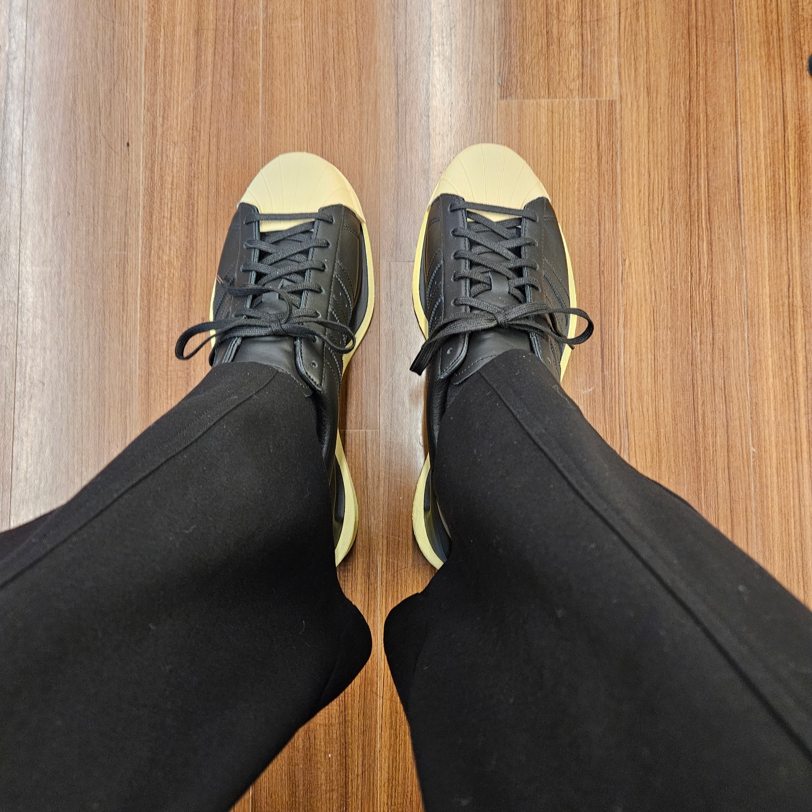 Y-3 Gendo Superstar Black Easy Yellow 착용 스타일 - 2