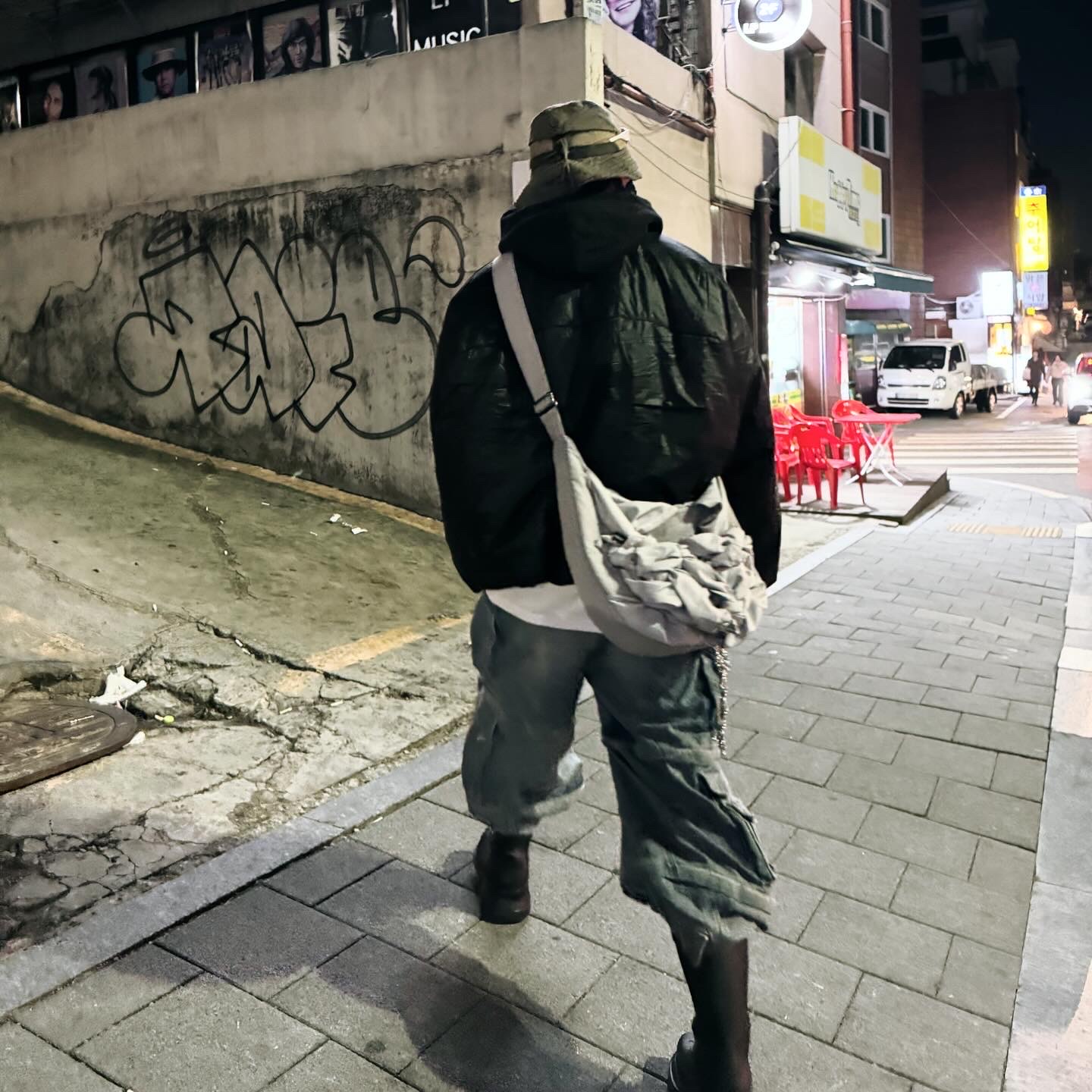 Project G/R Oversized Convertible Cargo Pants Blue, Yeezy Gap Engineered By Balenciaga Mock Neck Pullover Puffer Black 착용 스타일 - 2