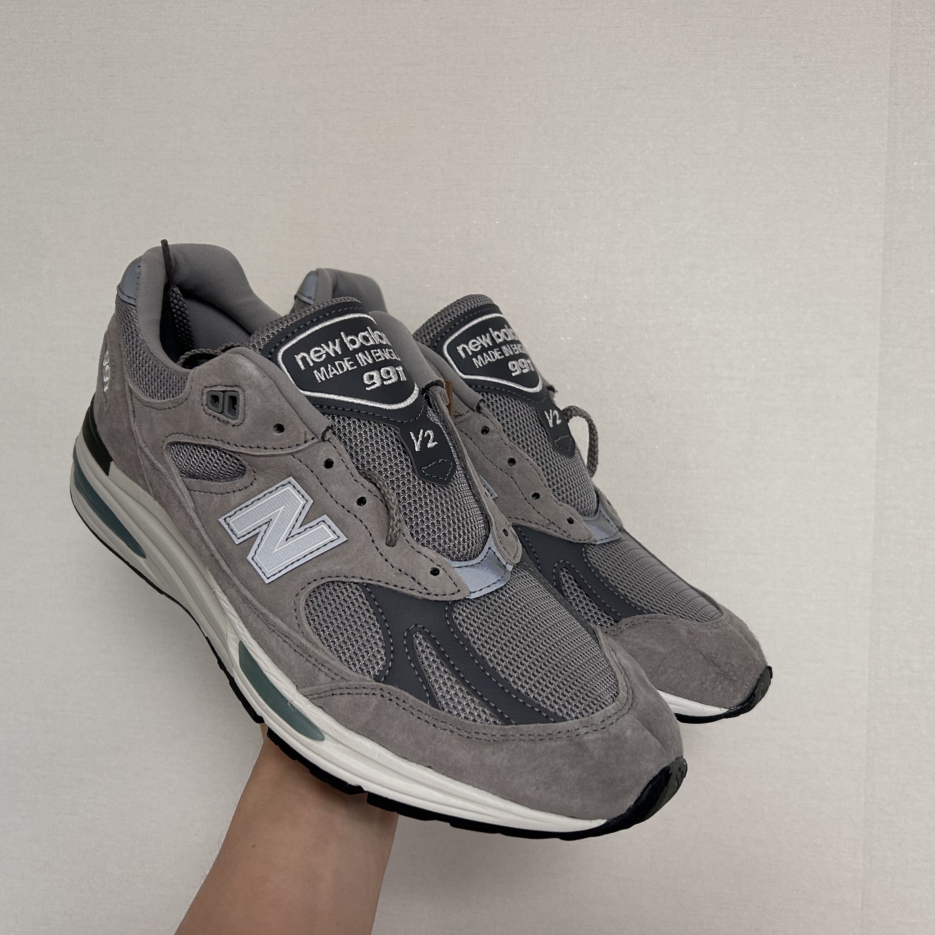 New Balance 991v2 Made in UK Rock Ridge Alloy Silver 착용 스타일 - 2