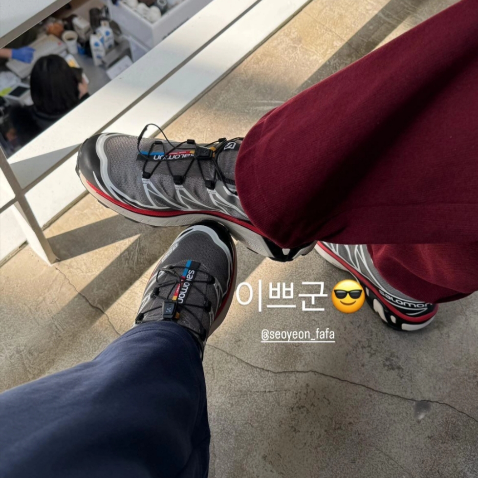 Salomon XT-6 Pewter Aurora Red 착용 스타일 - 1