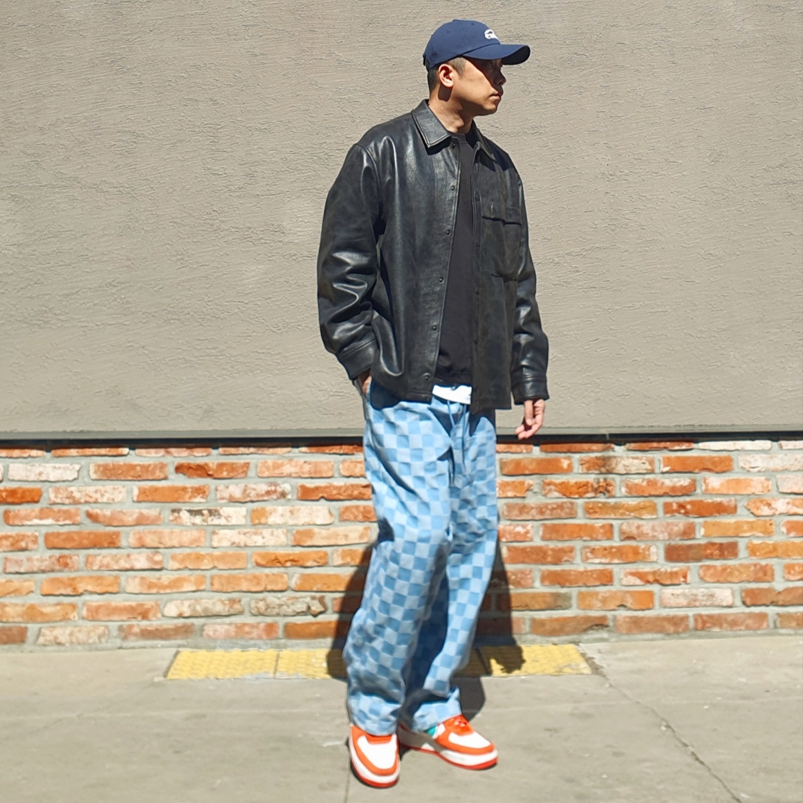 Nike Air Force 1 '07 LV8 Athletic Club Rush Orange Washed Teal, Emis New Logo Emis Cap Navy 착용 스타일 - 1