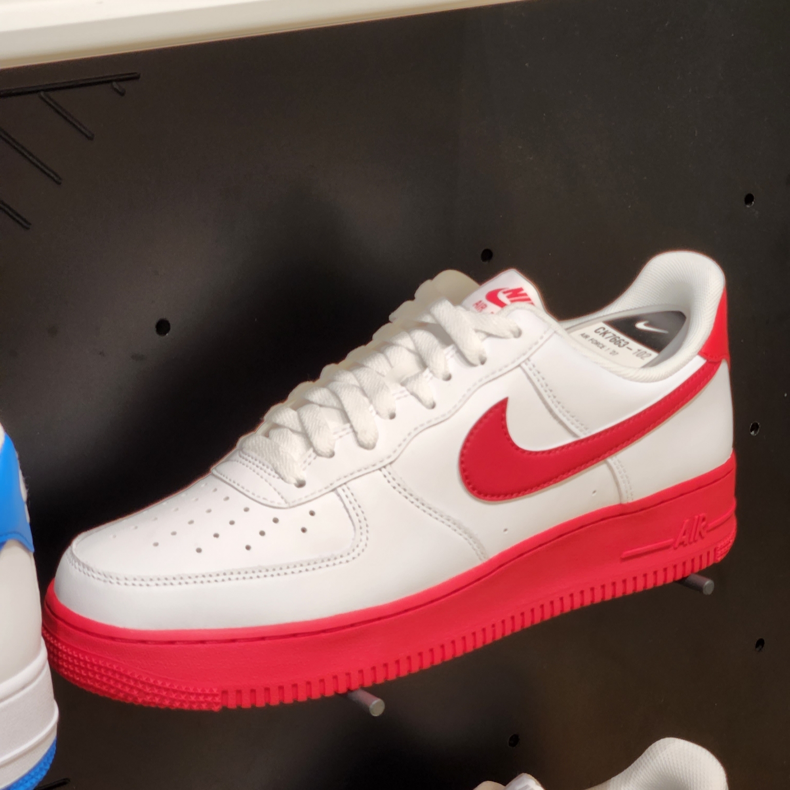 Nike Air Force 1 Low White Red Midsole 착용 스타일