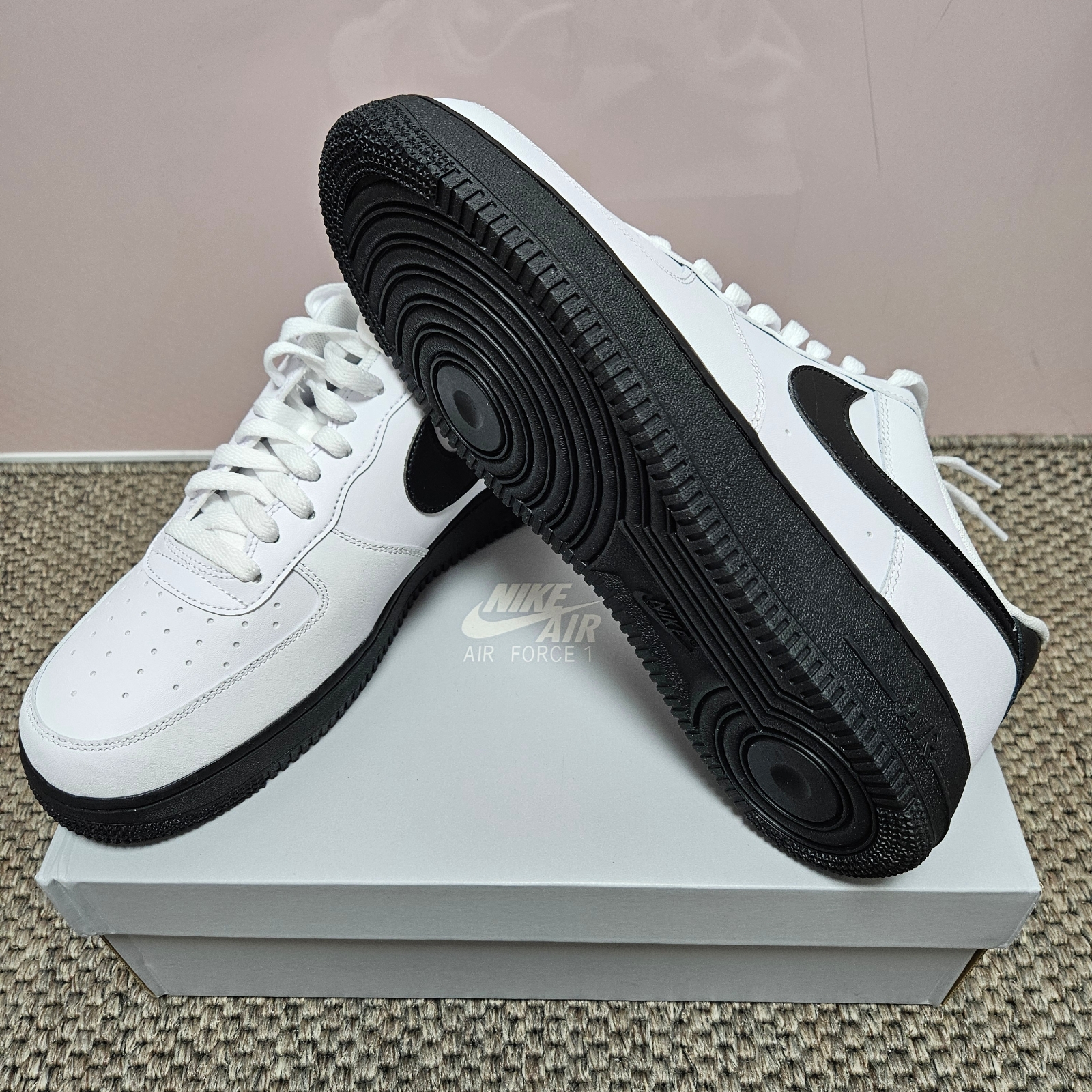 Nike Air Force 1 Low White Black Midsole 착용 스타일 - 3