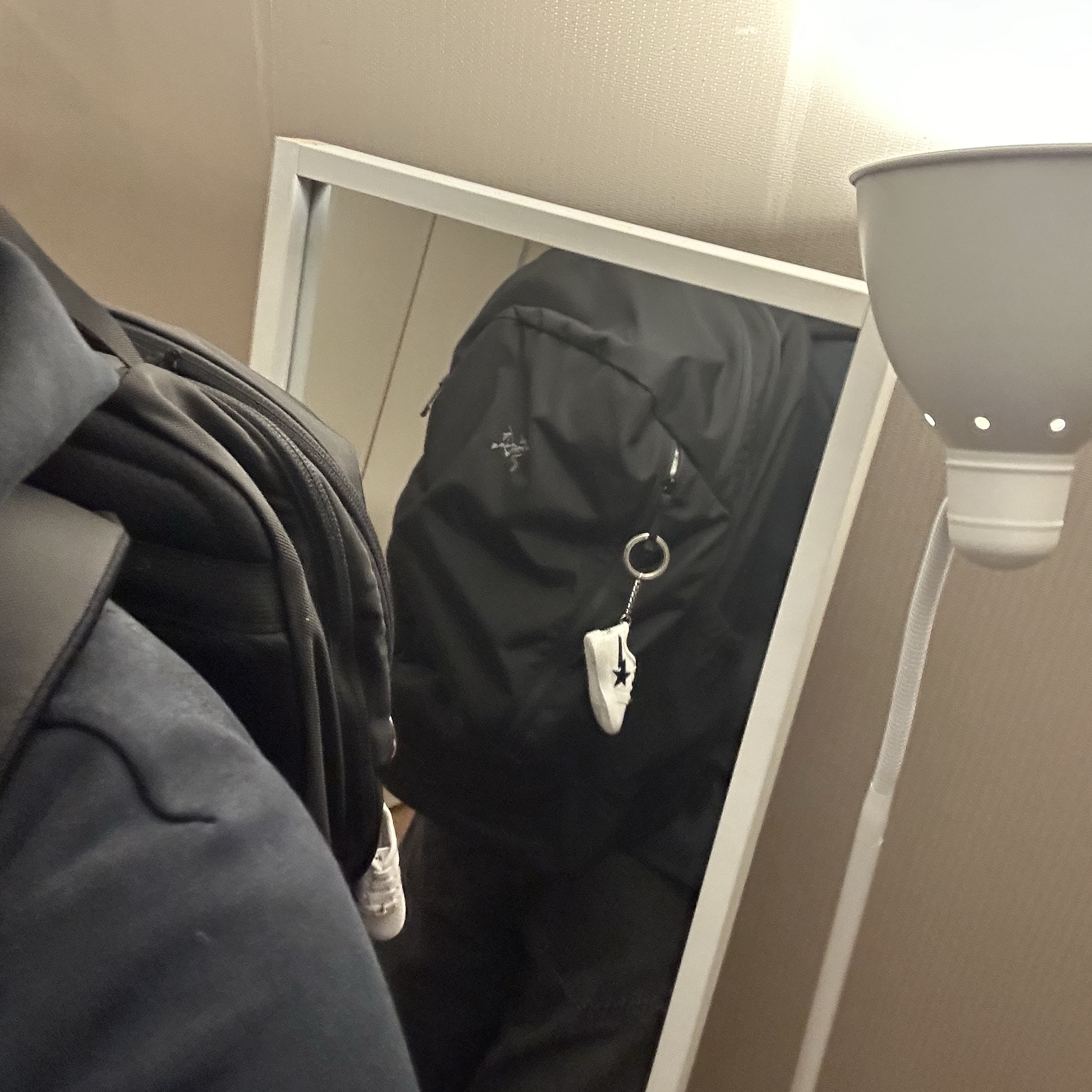 Arc'teryx Mantis 32 Backpack Black, BAPE Star Keychain White 착용 스타일