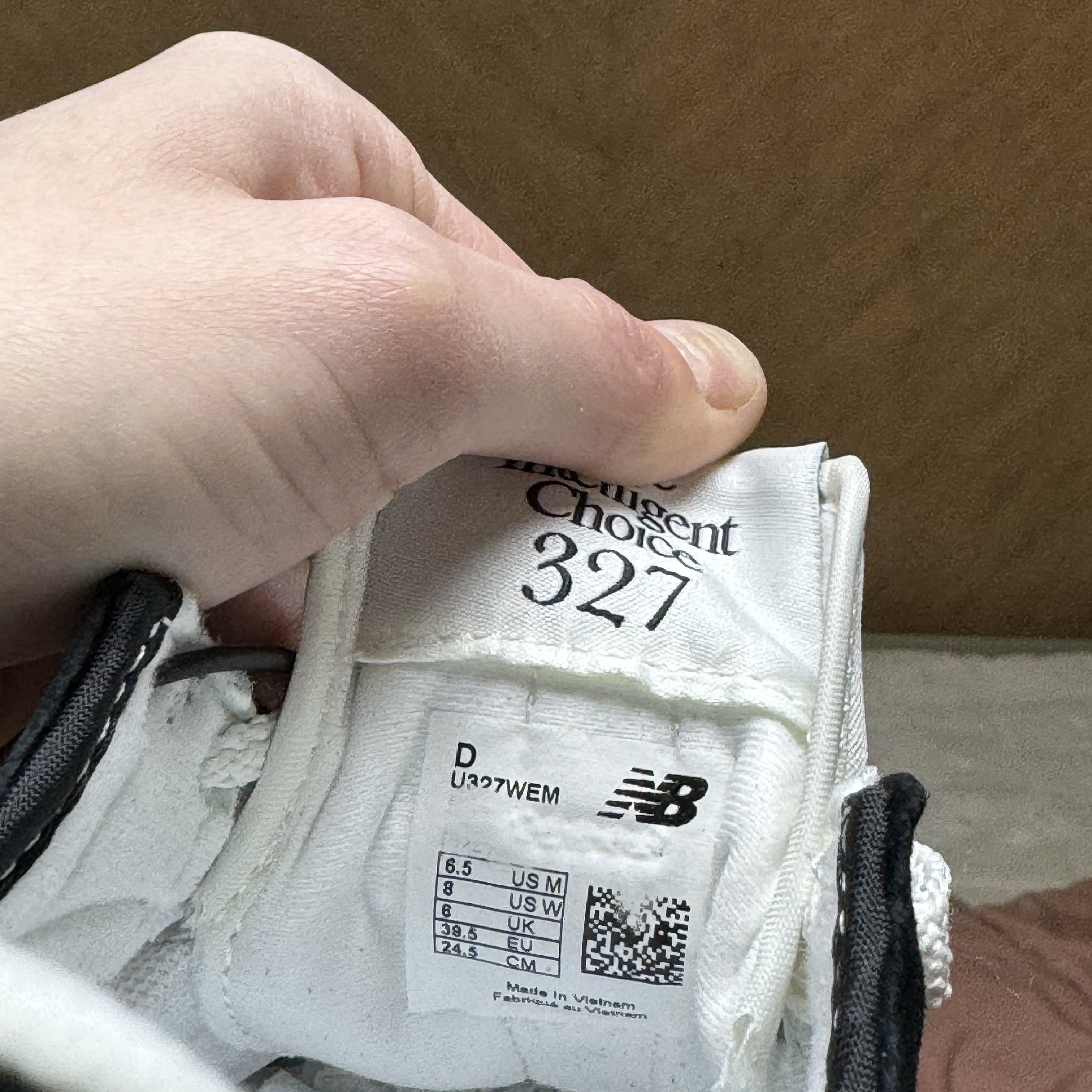 New Balance 327 Black Grey Matter 착용 스타일 - 1