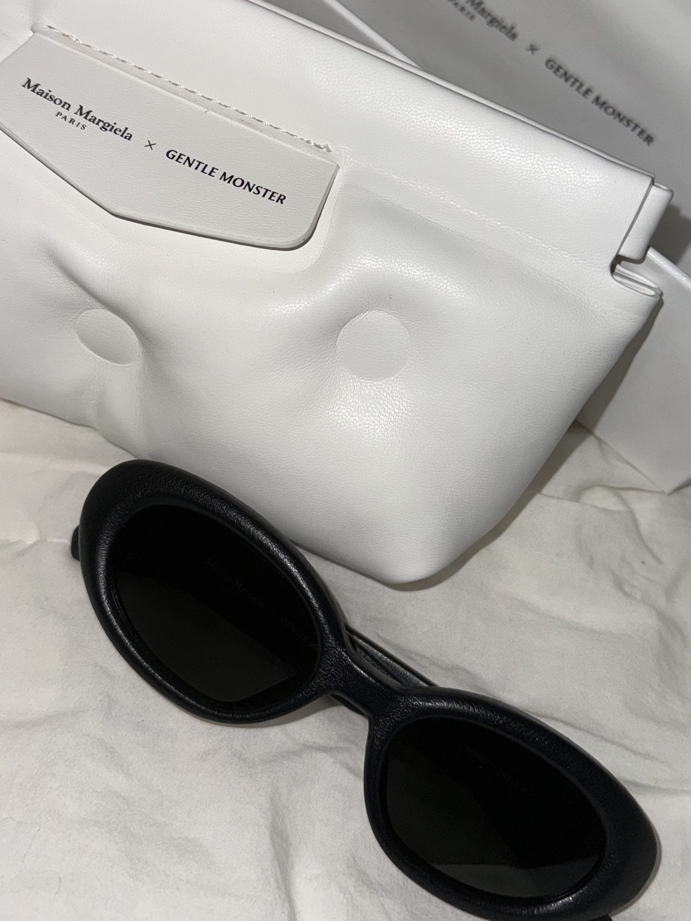 Gentle Monster x Maison Margiela MM107 Leather Black Black 착용 스타일 - 1