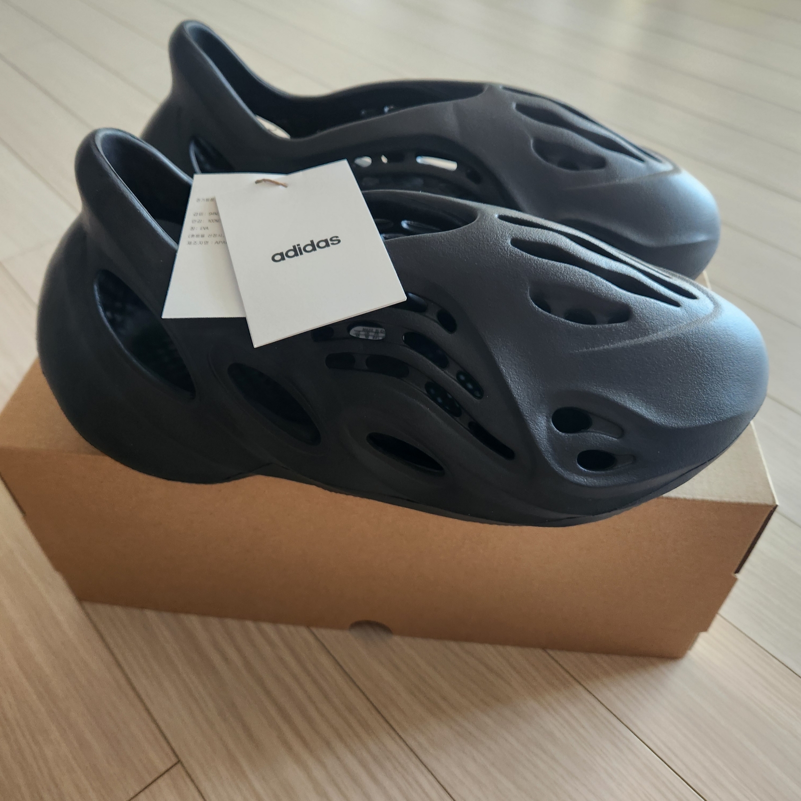Adidas Yeezy Foam RNNR Onyx 착용 스타일