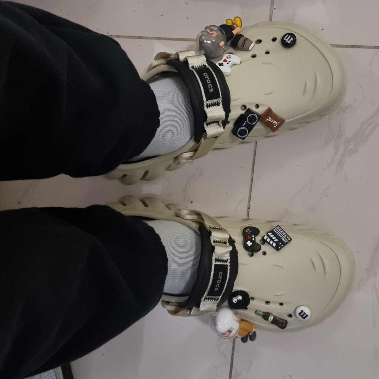 Crocs Echo Clog Bone Black 착용 스타일