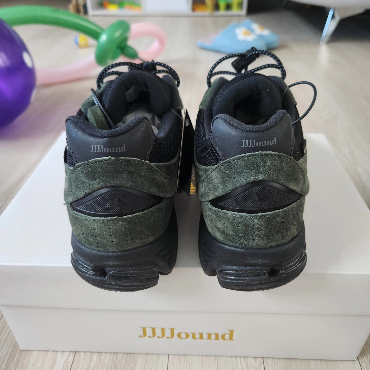 New Balance x JJJJound 2002R Gore-Tex Pine 착용 스타일 - 5