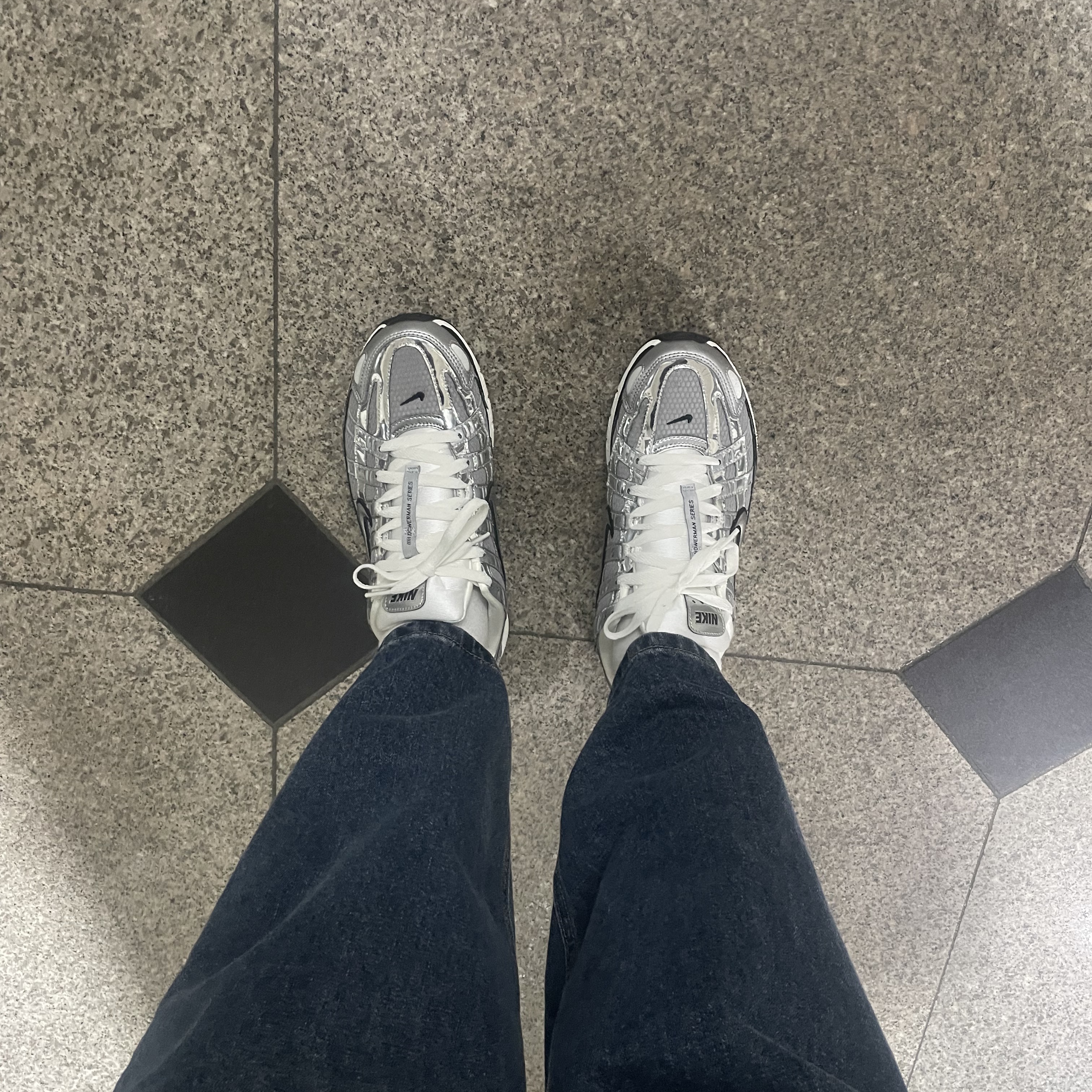 Nike P-6000 Metallic Silver 착용 스타일