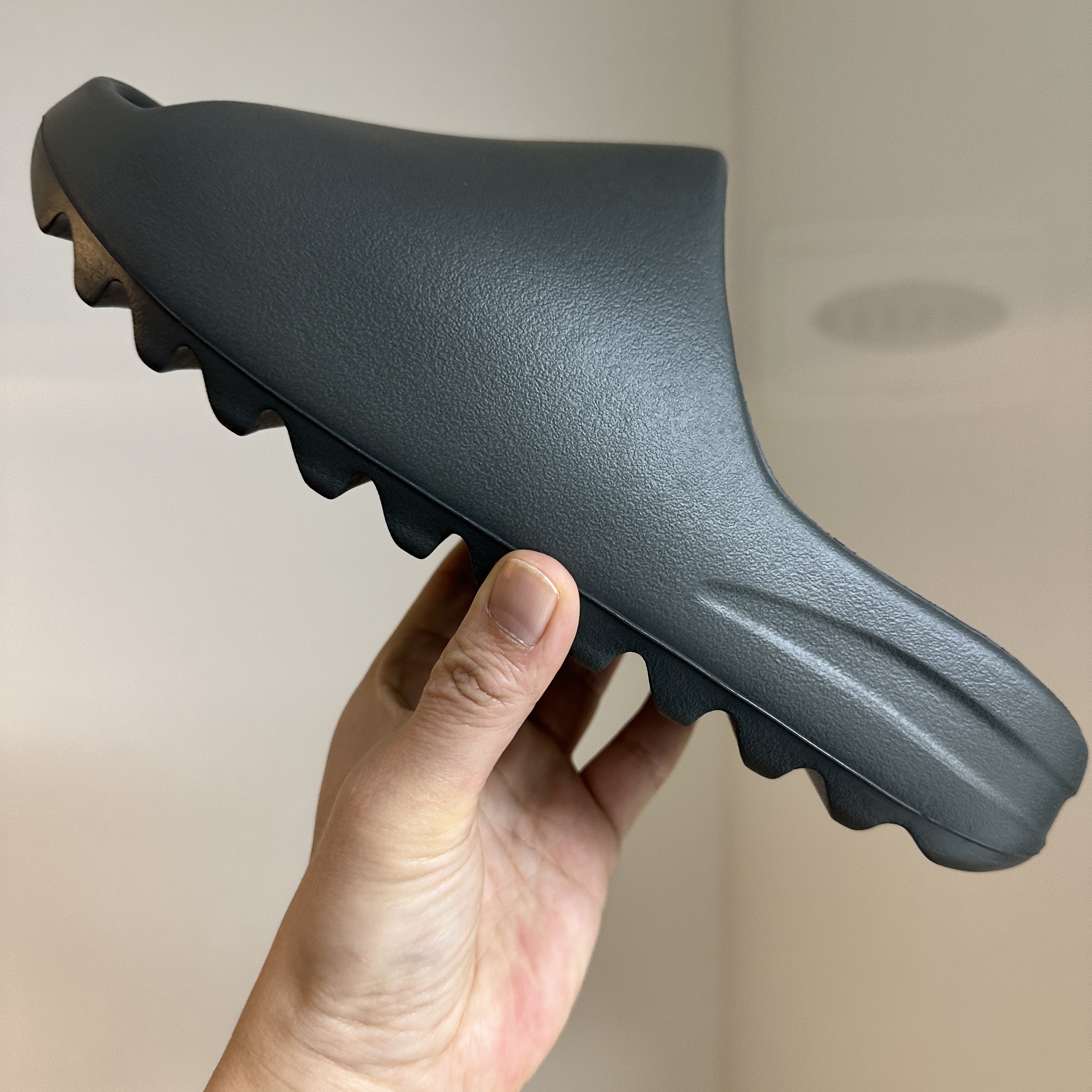 Adidas Yeezy Slide Dark Onyx 2024 착용 스타일