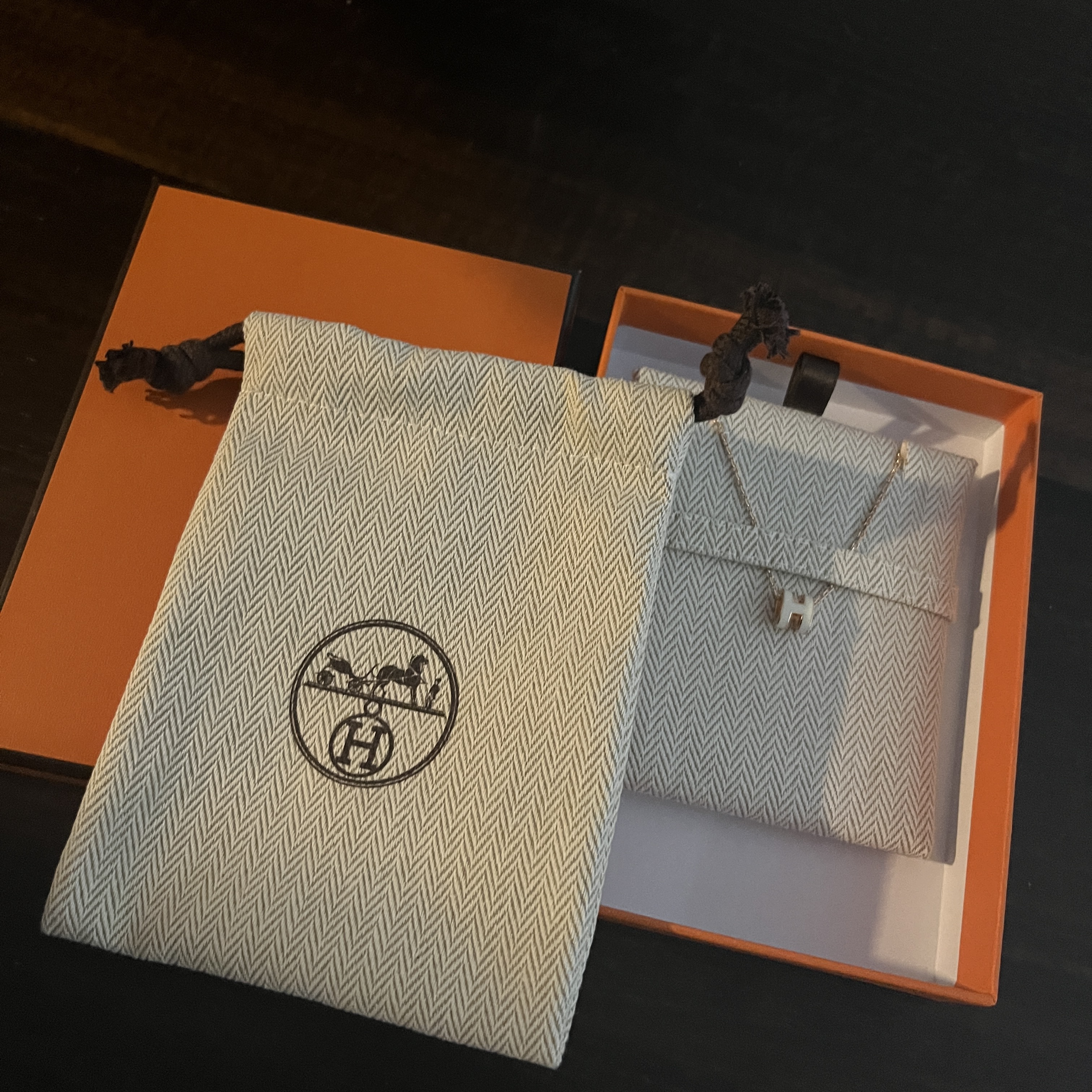 (W) Hermes Mini Pop H Pendant Rose Gold & Blanc 착용 스타일 - 1