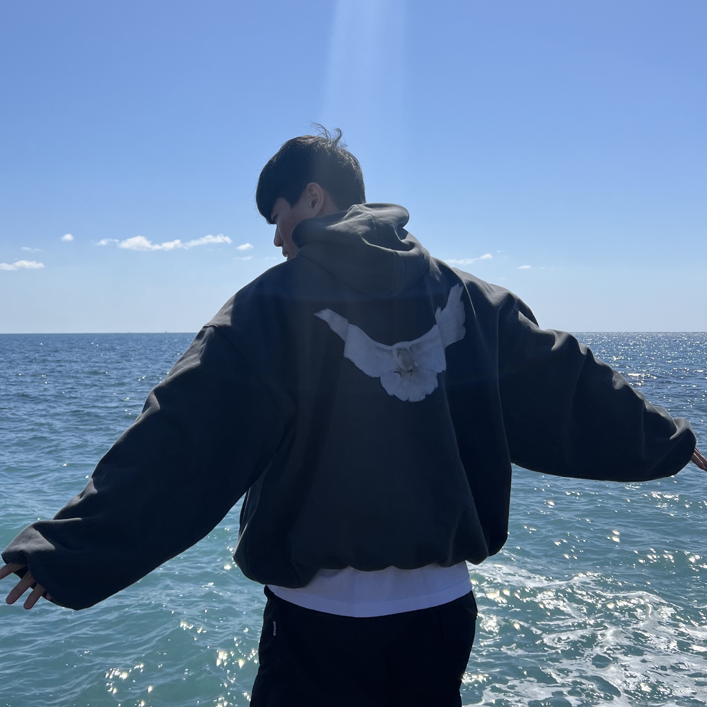 Yeezy Gap Engineered By Balenciaga Dove Hoodie Black 착용 스타일