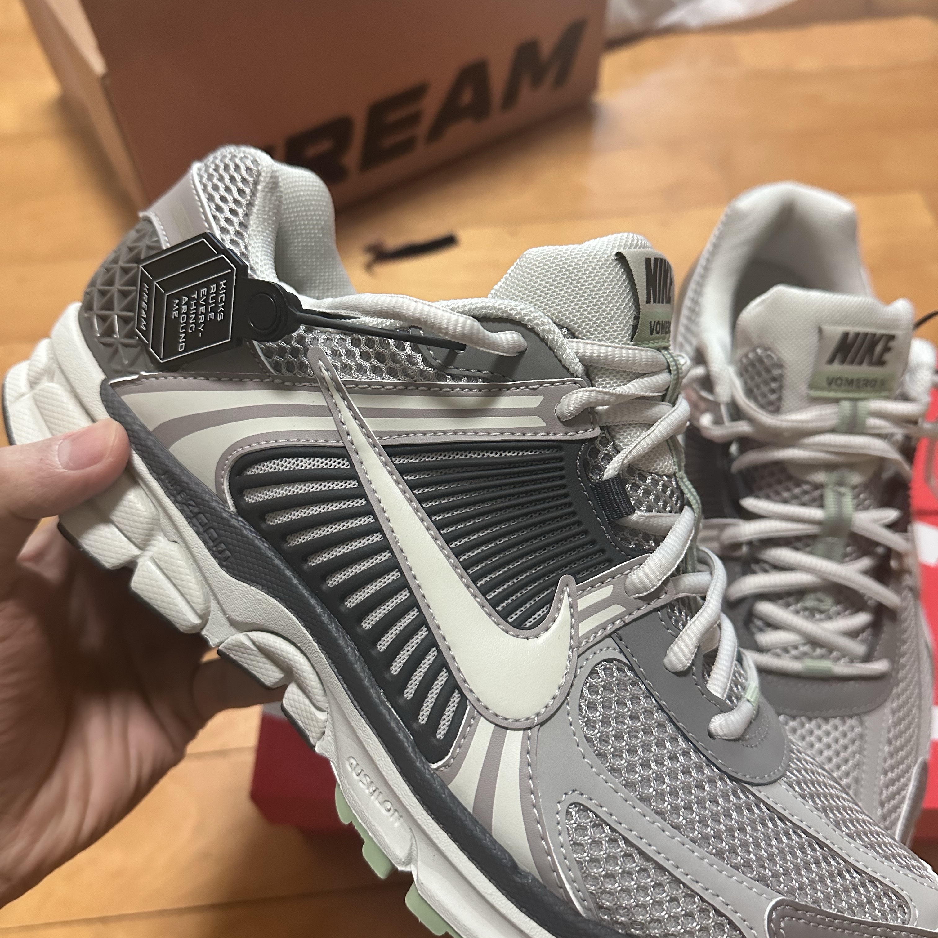 (W) Nike Zoom Vomero 5 Cobblestone and Flat Pewter 착용 스타일