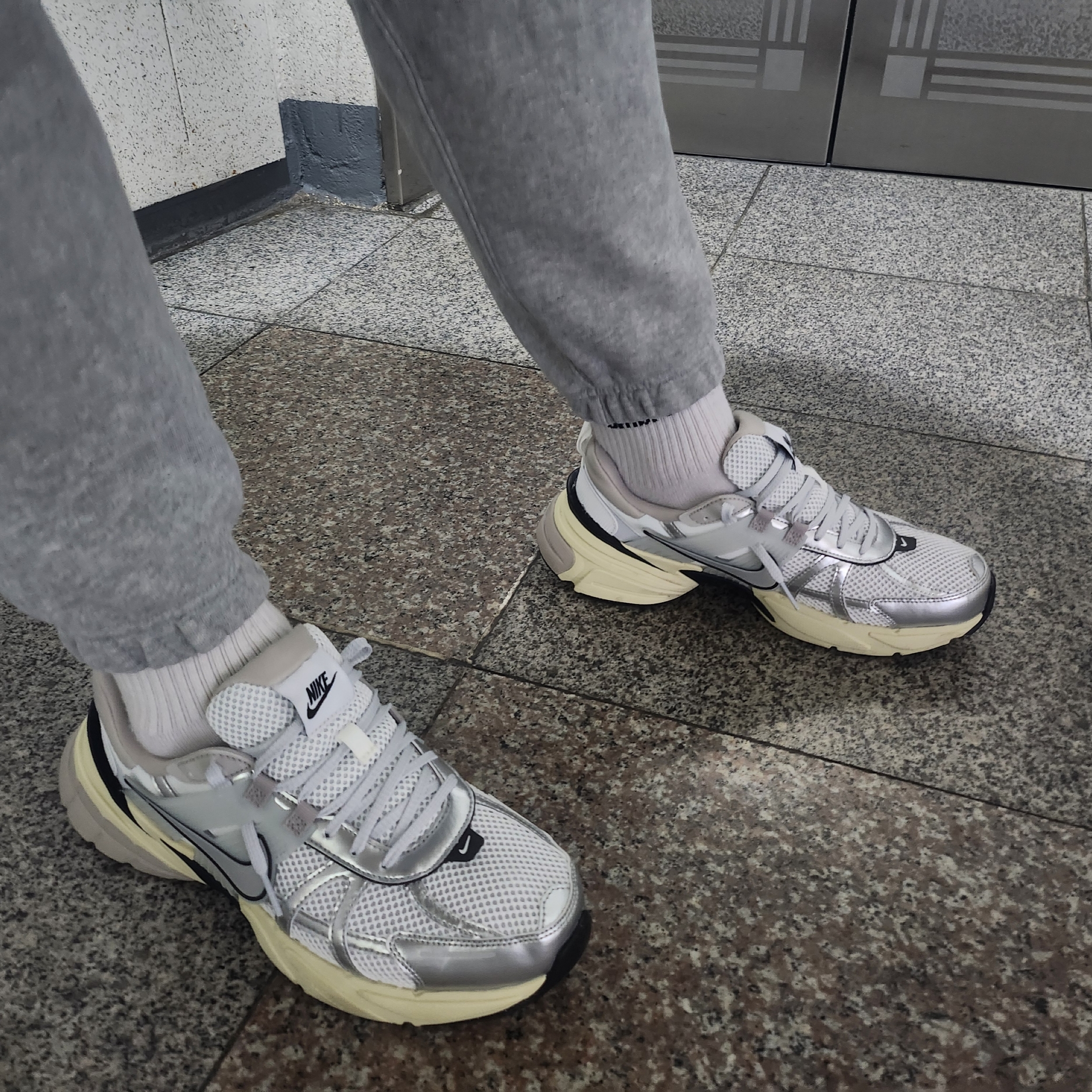 Nike V2K Run Summit White Metallic Silver 착용 스타일