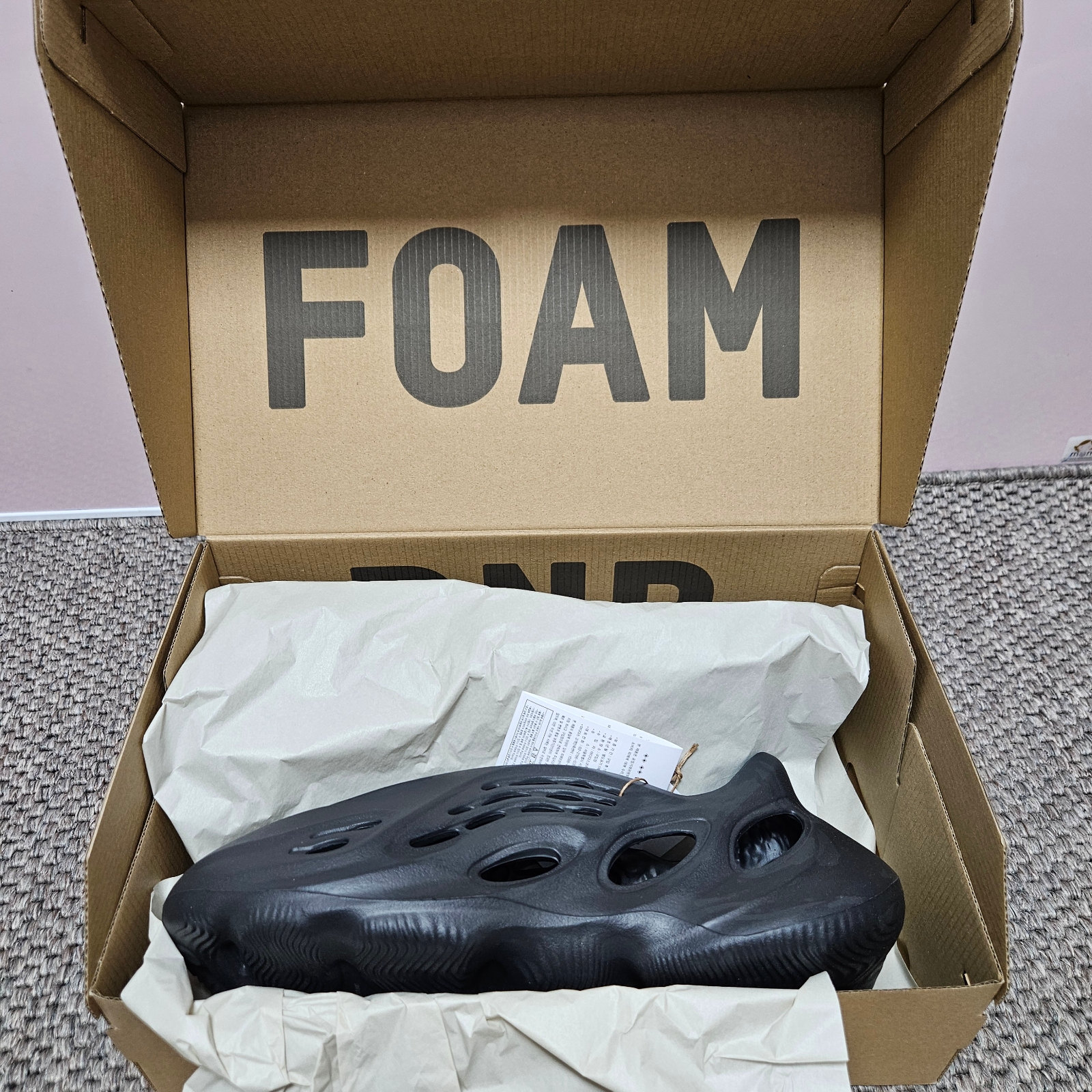 Adidas Yeezy Foam RNNR Onyx 착용 스타일 - 4
