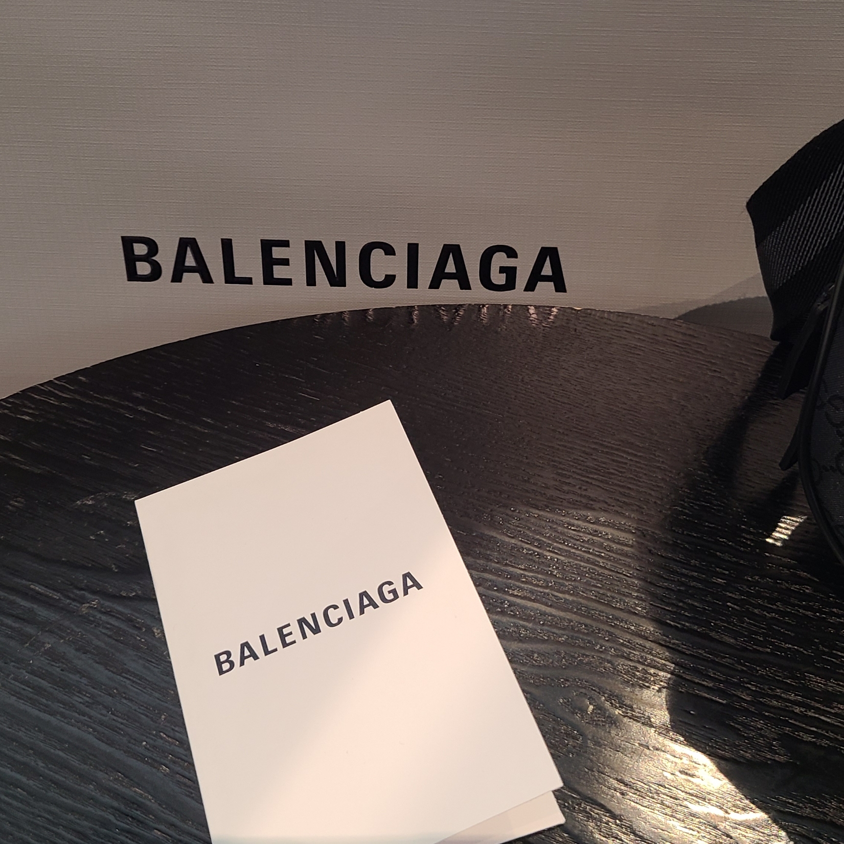 Balenciaga Cargo Sneakers White Grey 착용 스타일 - 1