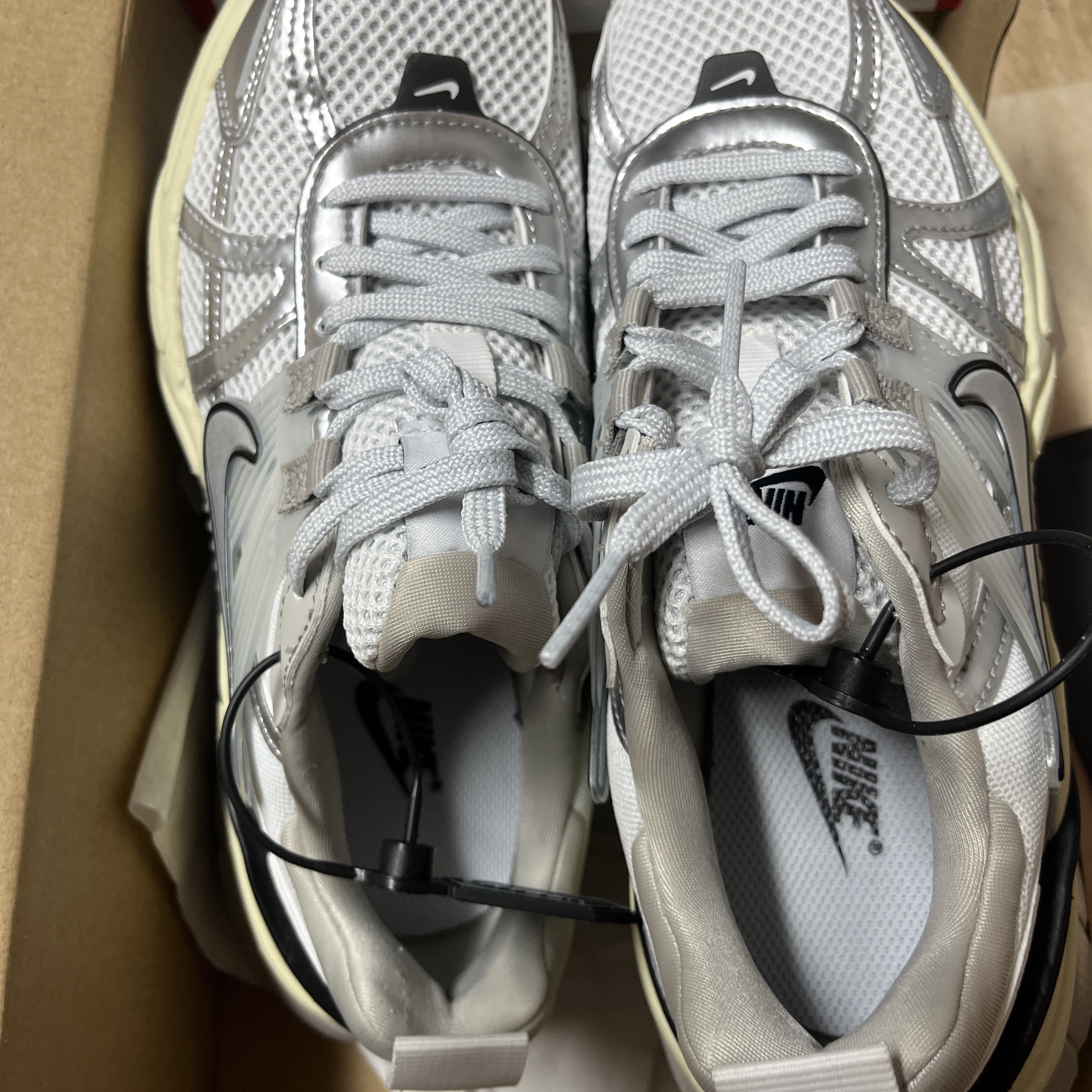 Nike V2K Run Summit White Metallic Silver 착용 스타일