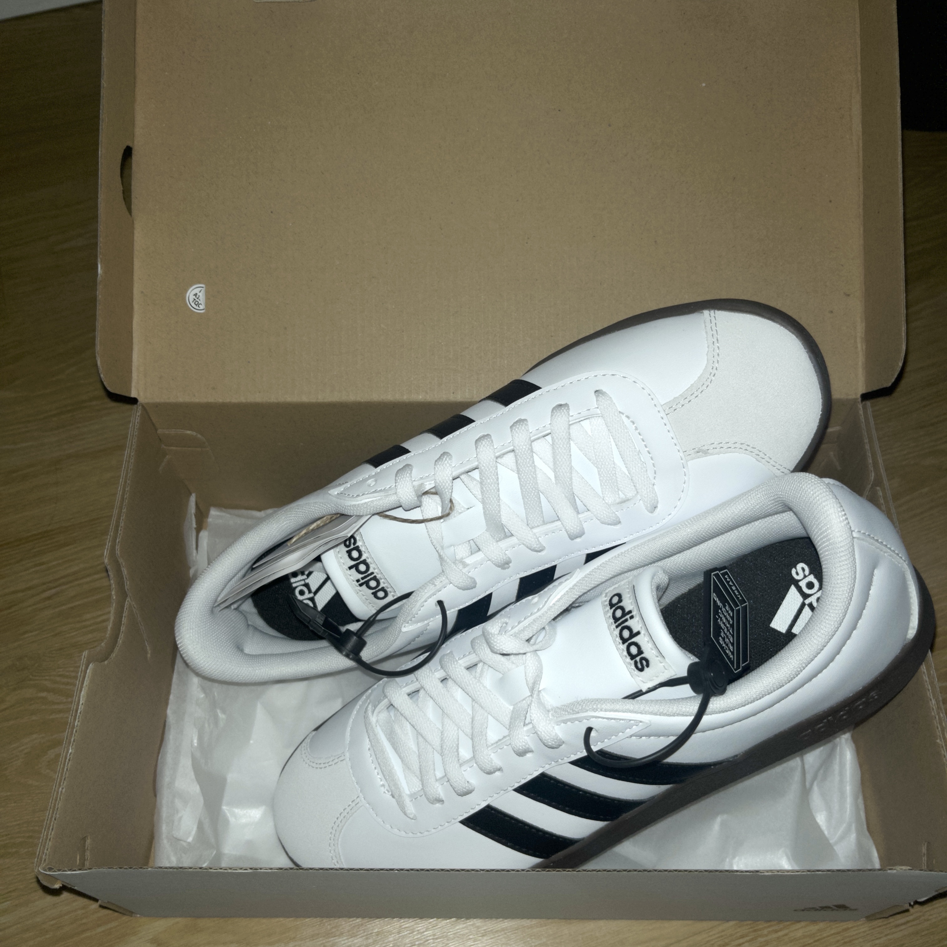 Adidas VL Court Base Cloud White Core Black 착용 스타일