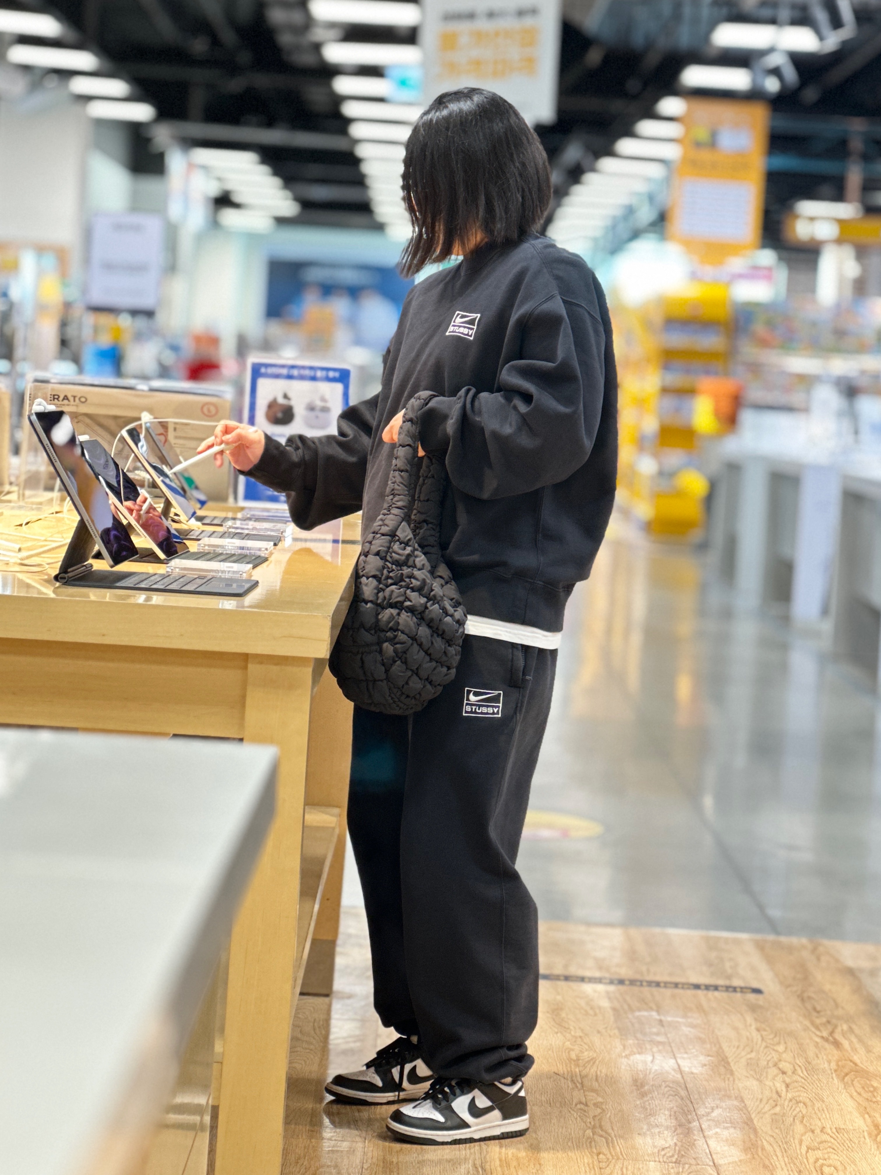 Nike x Stussy NRG Washed Fleece Crewneck Black (DO5310-010), Nike x Stussy NRG Washed Fleece Pants Black (DO5296-010) 착용 스타일