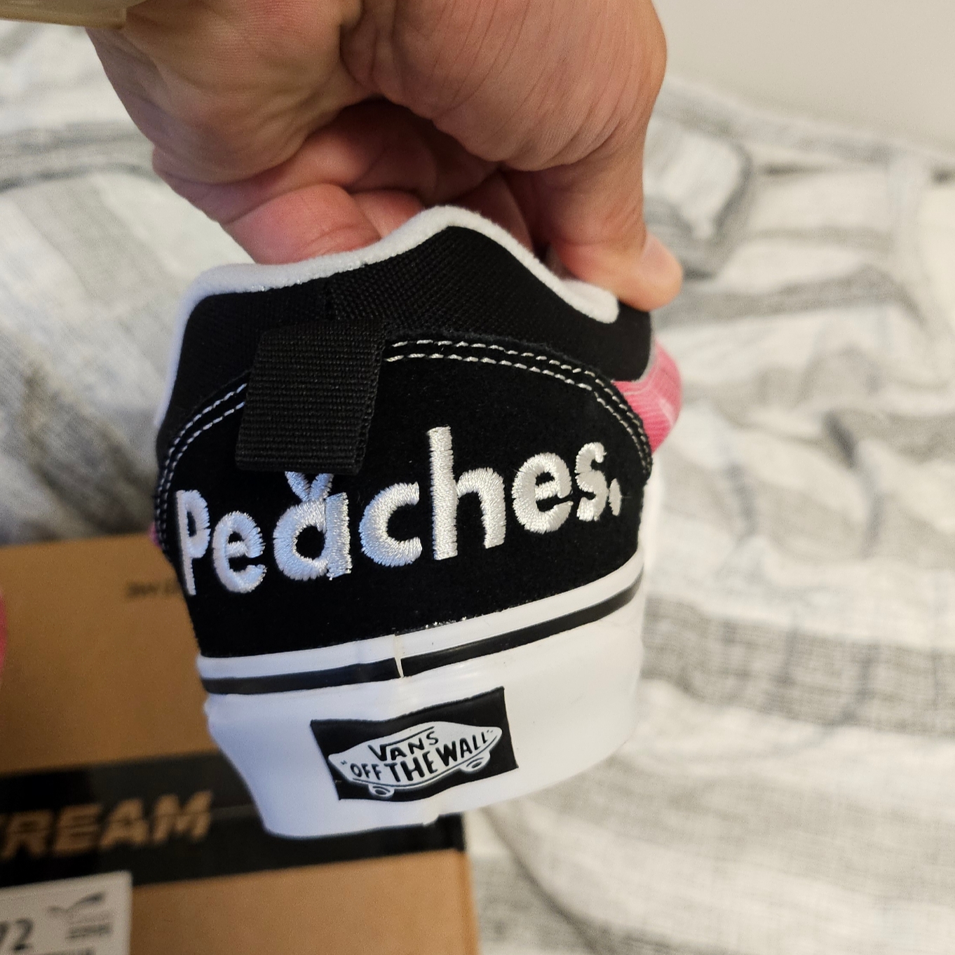 Vans x Peaches. Knu-Skool Black Pink 착용 스타일 - 4