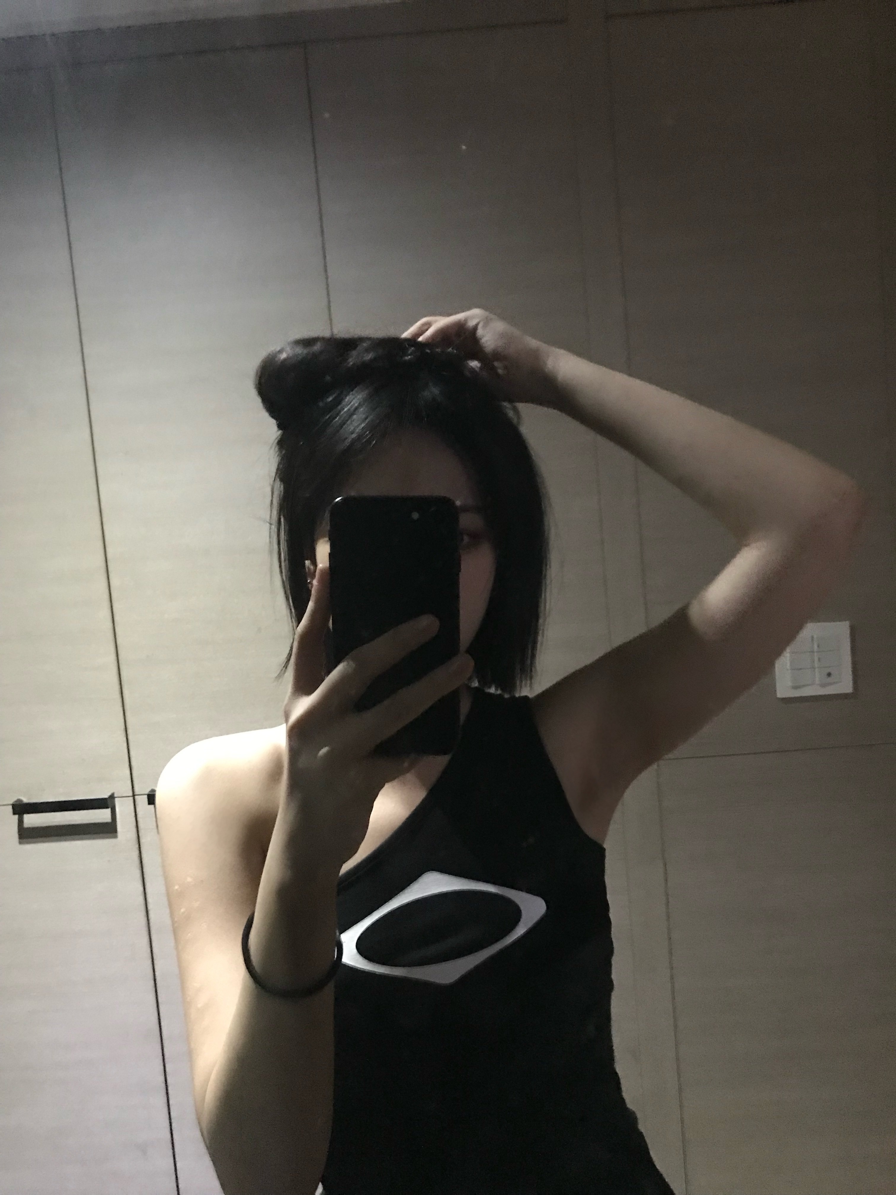 (W) Mischief Rhombus One Shoulder Top Black 착용 스타일 - 2