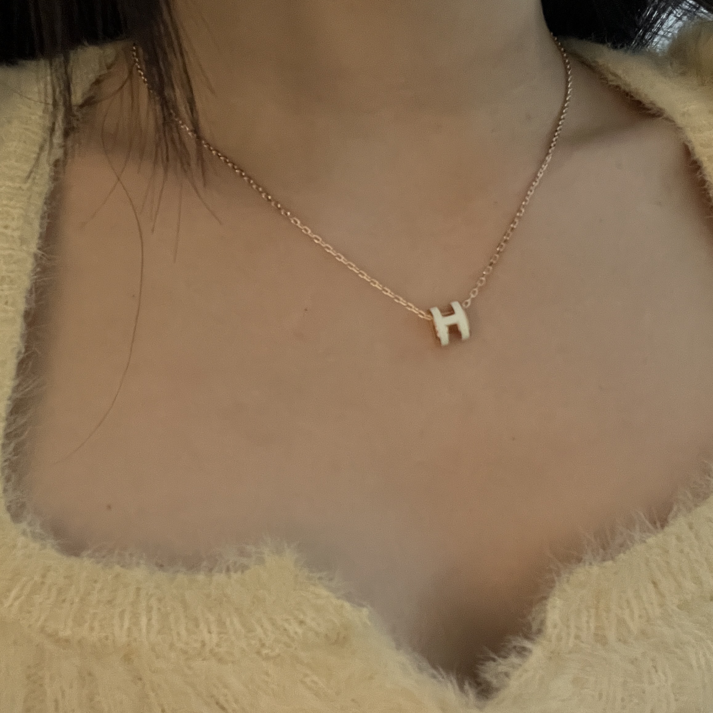 (W) Hermes Mini Pop H Pendant Rose Gold & Blanc 착용 스타일 - 2