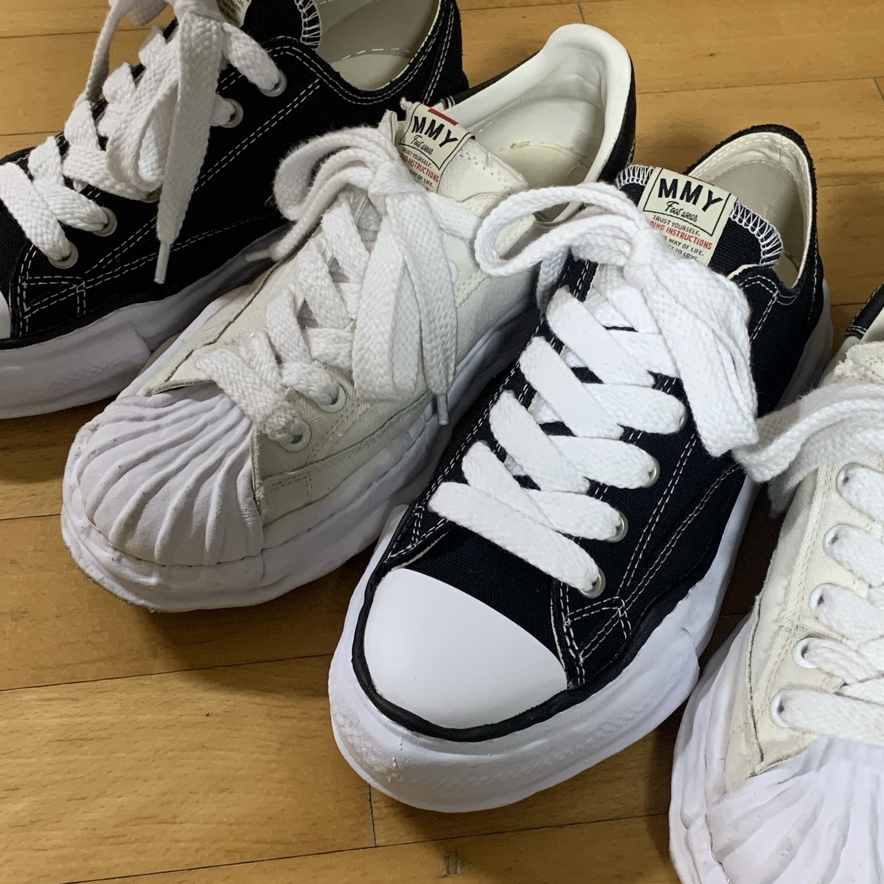 Maison Mihara Yasuhiro Peterson OG Sole Canvas Low Sneakers Black, Maison Mihara Yasuhiro Blakey OG Sole Canvas Low-top Sneakers White 착용 스타일