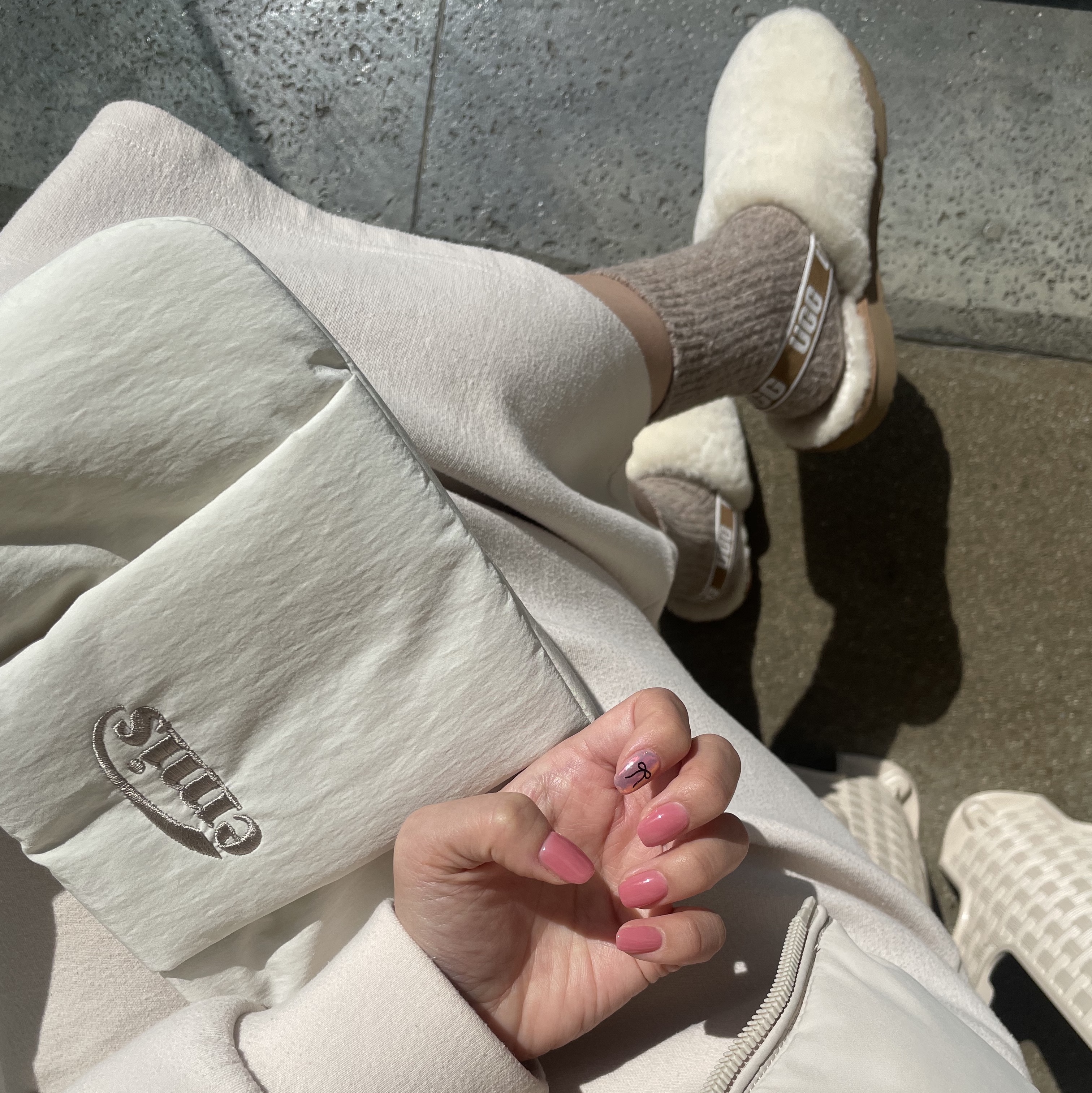 (Kids) UGG Fluff Yeah Clog Natural 착용 스타일