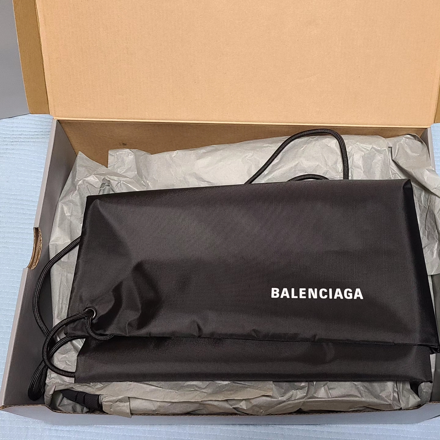 Balenciaga Cargo Sneakers White Grey 착용 스타일 - 2