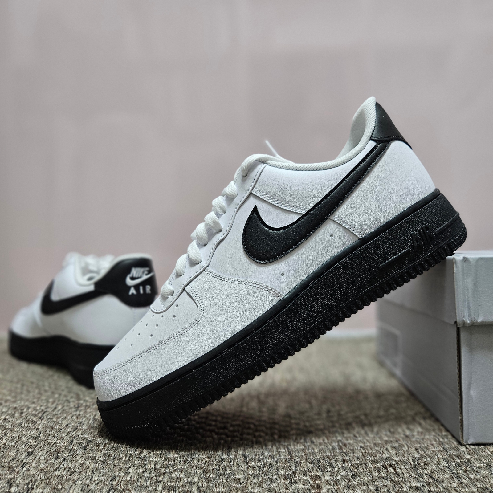 Nike Air Force 1 Low White Black Midsole 착용 스타일 - 1