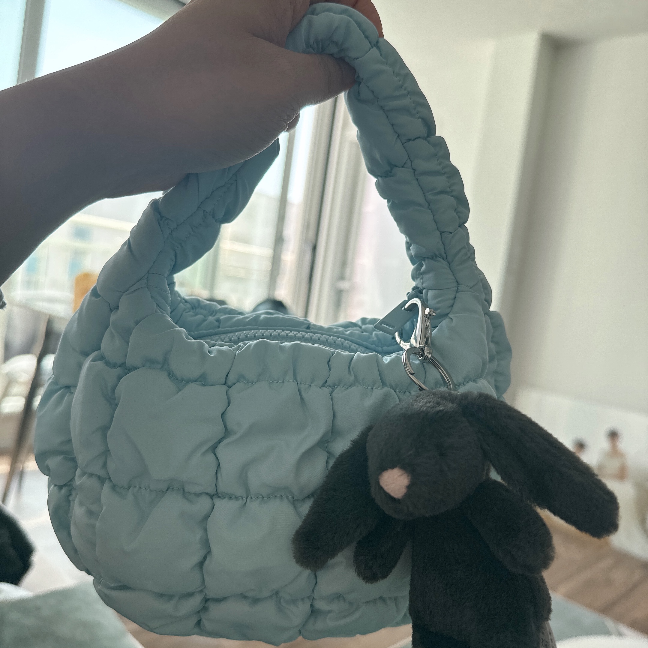 COS Quilted Micro Bag Light Blue, Jellycat Bashful Bunny Bag Charm Ink 착용 스타일
