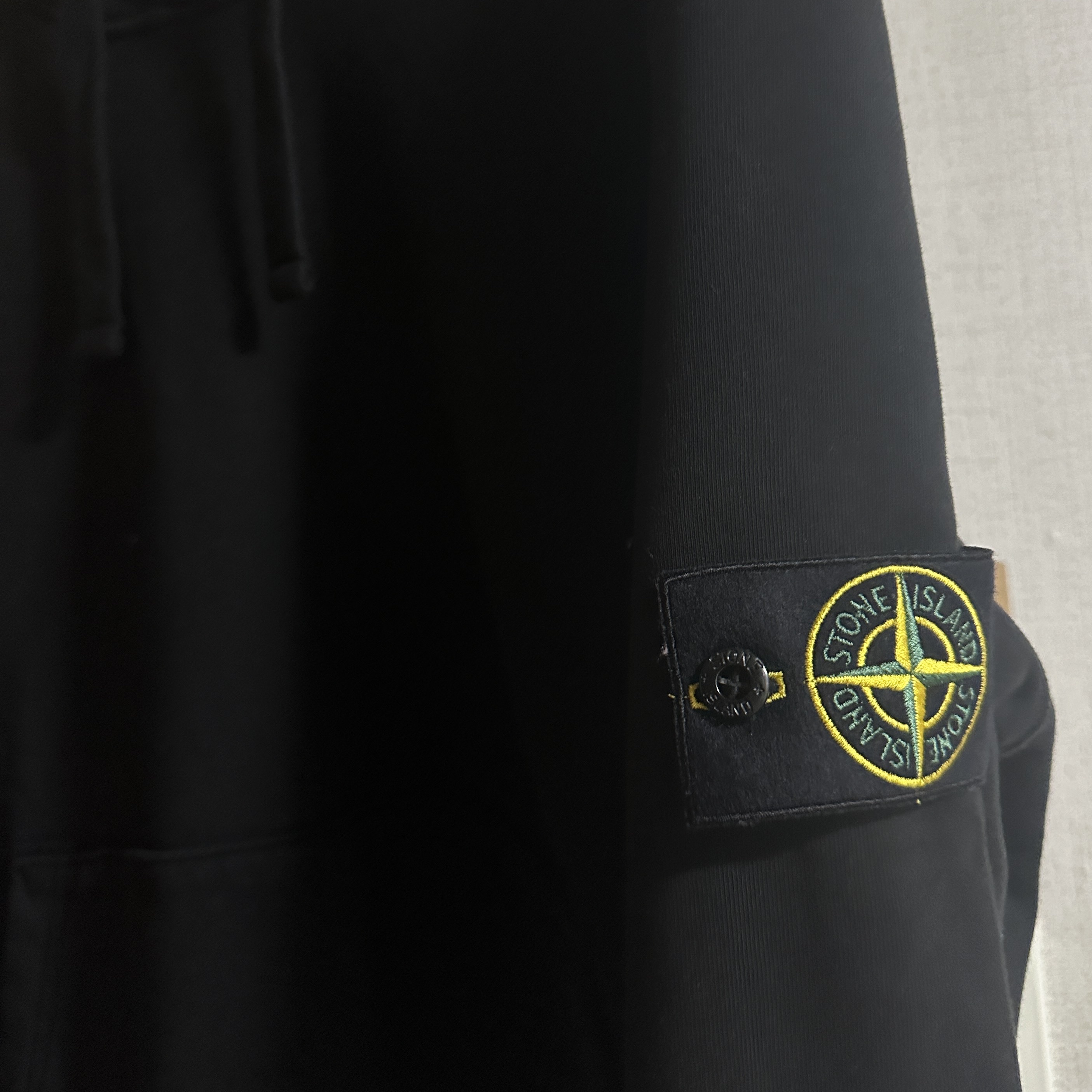 Stone Island 64151 Cotton Fleece Garment Dyed Hooded Sweatshirt Black - 23FW 착용 스타일