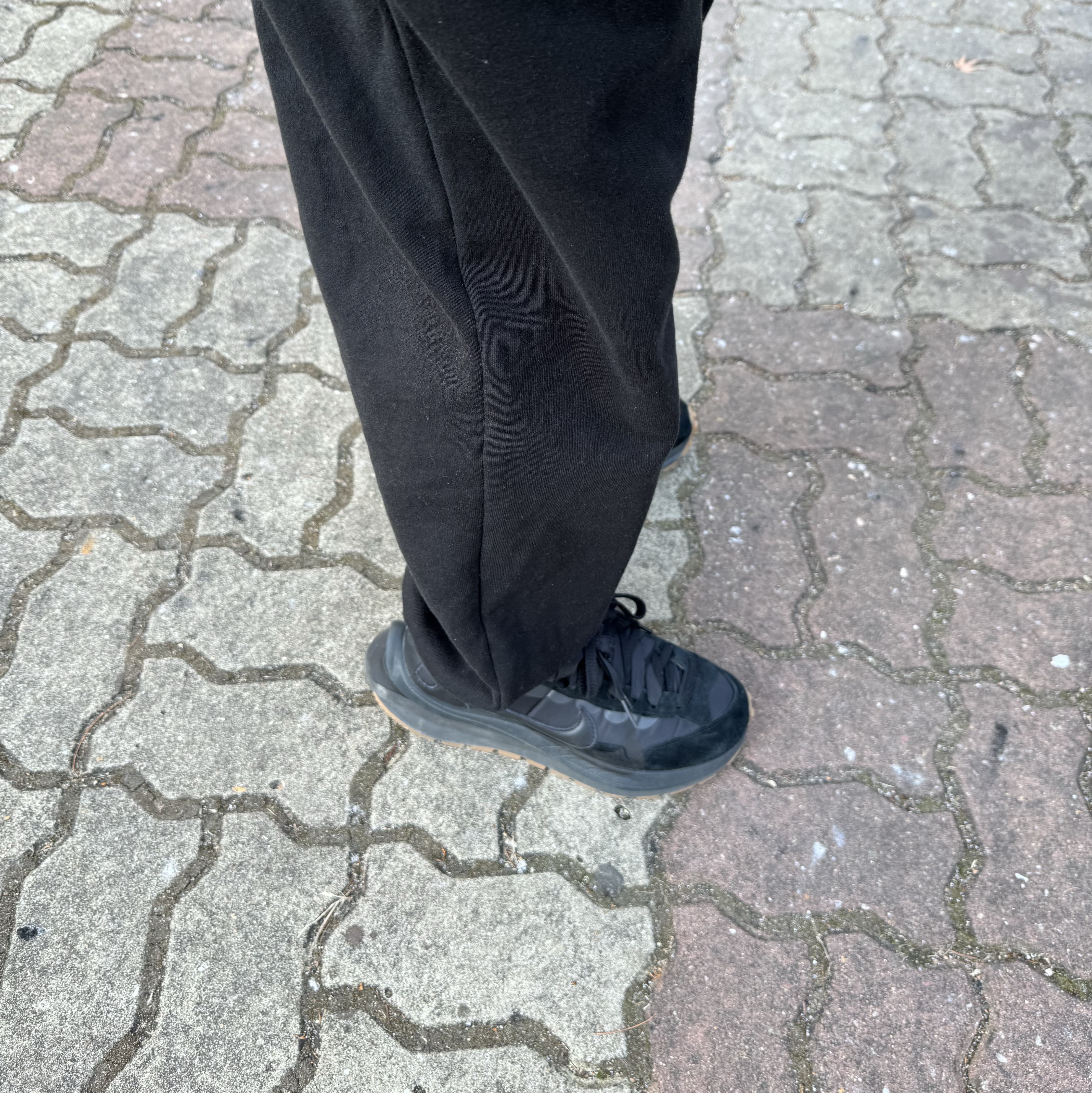 Nike x Sacai VaporWaffle Black and Gum 착용 스타일 - 2