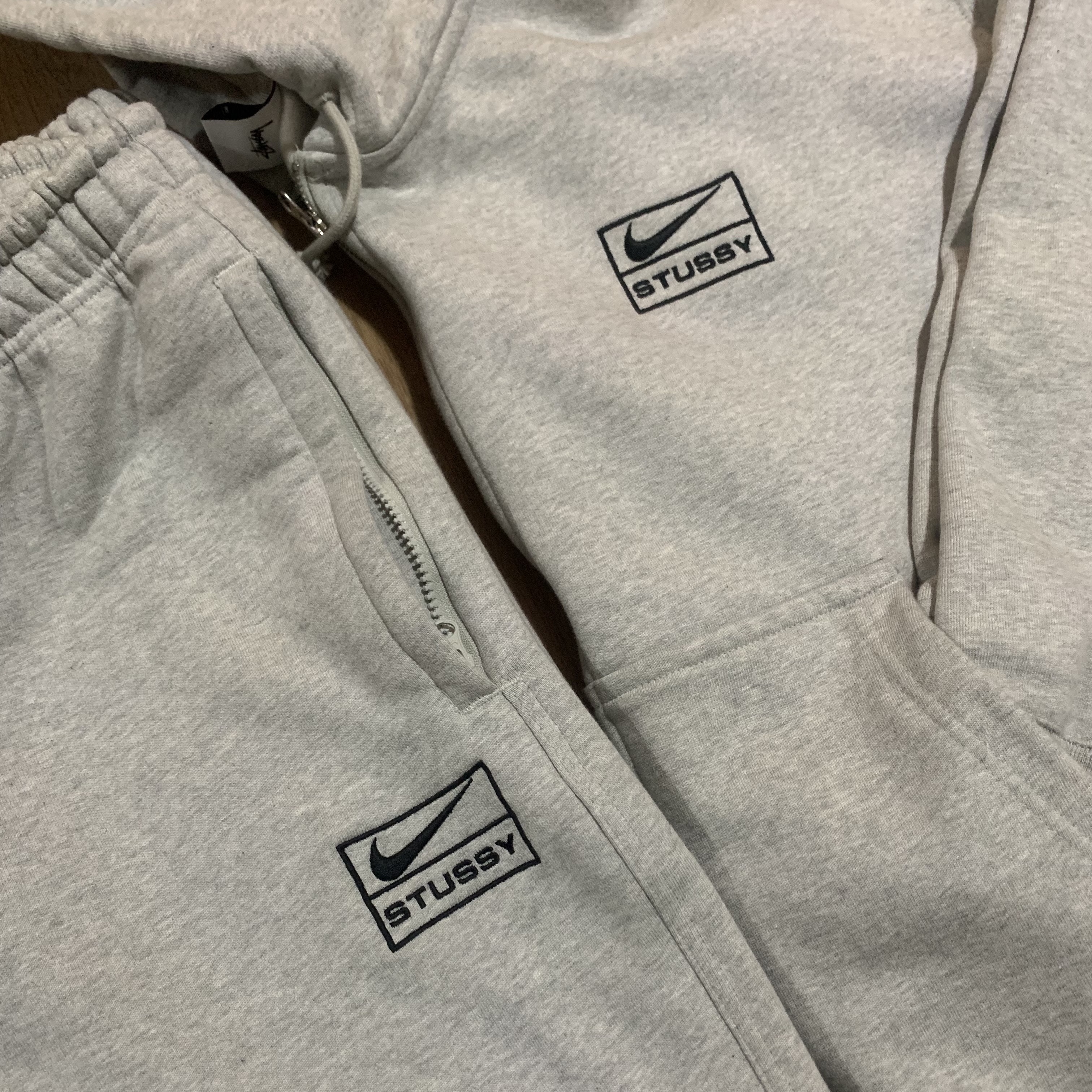 Nike x Stussy Full Zip Fleece Hoodie Grey Heather (FJ9181-050), Nike x Stussy Fleece Pants Grey Heather (FN5231-050) μ°©μ© μ€νμΌ