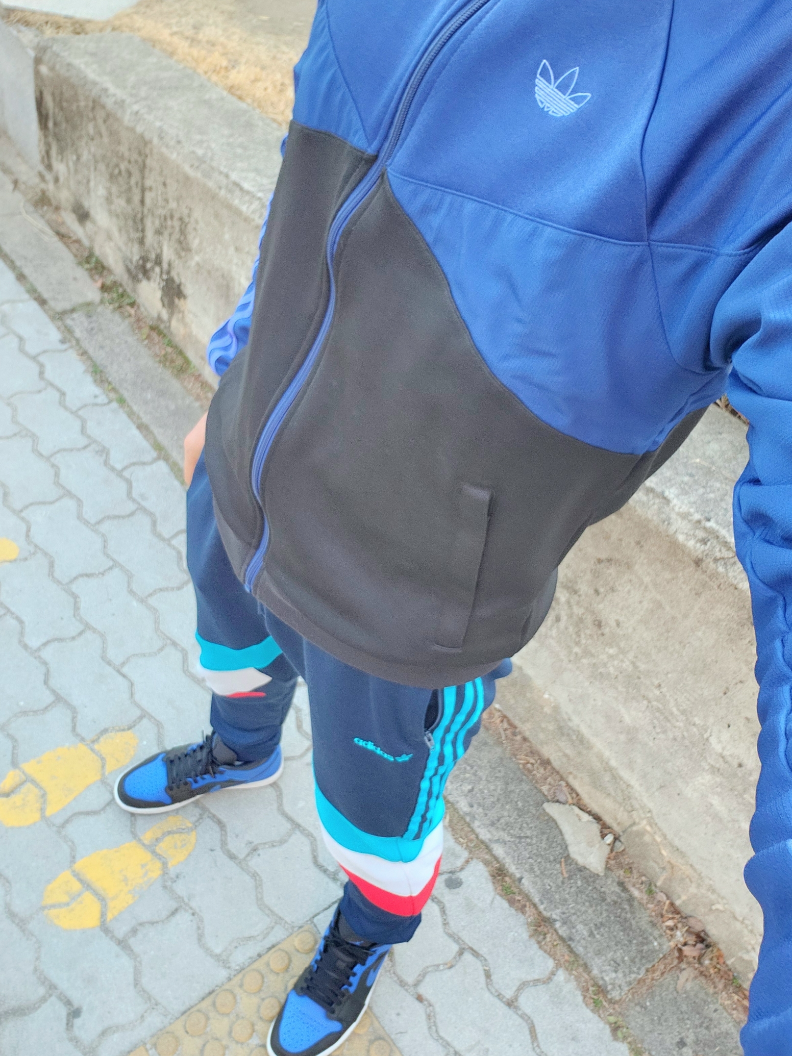 Jordan 1 Mid Black Hyper Royal 착용 스타일