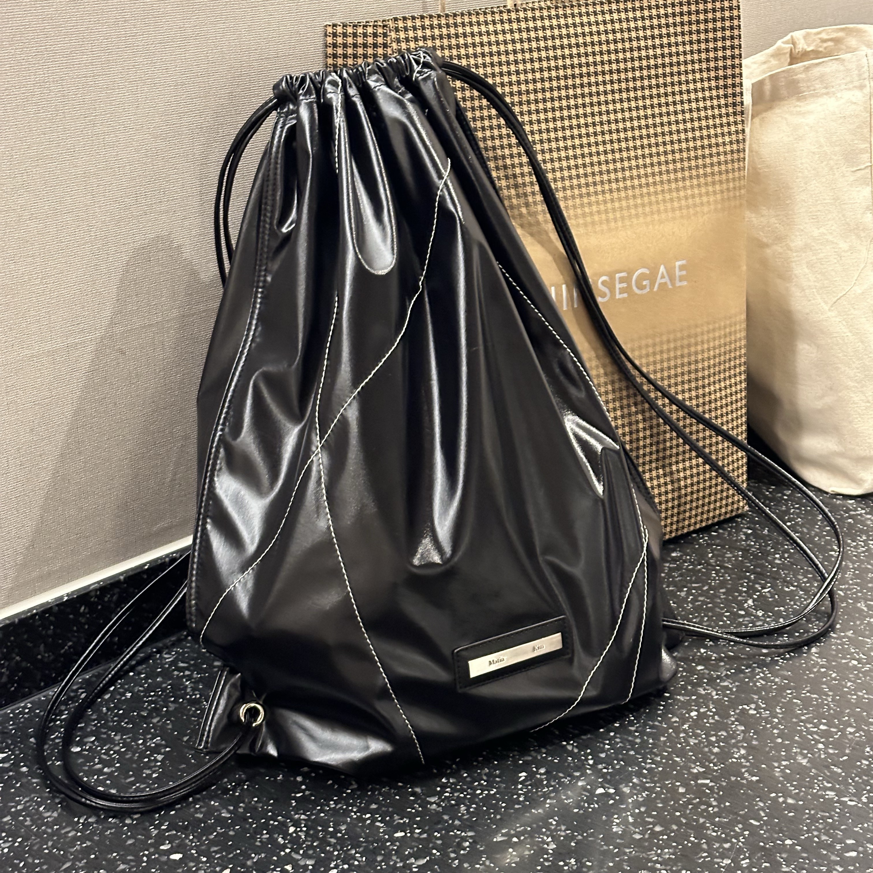 Matin Kim String Coating Backpack Black 착용 스타일