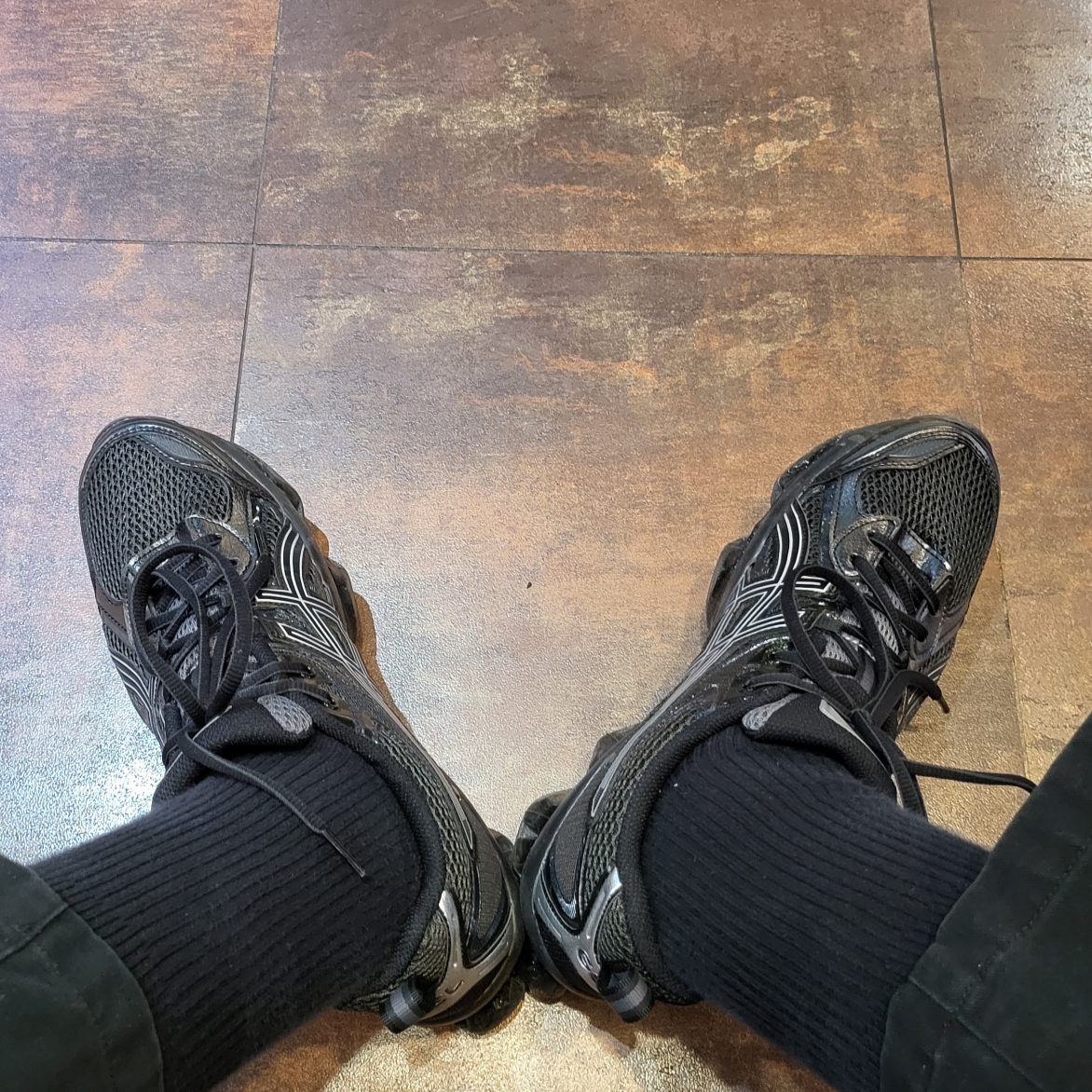 Asics Gel-Quantum Kinetic Graphite Grey Black 착용 스타일 - 4