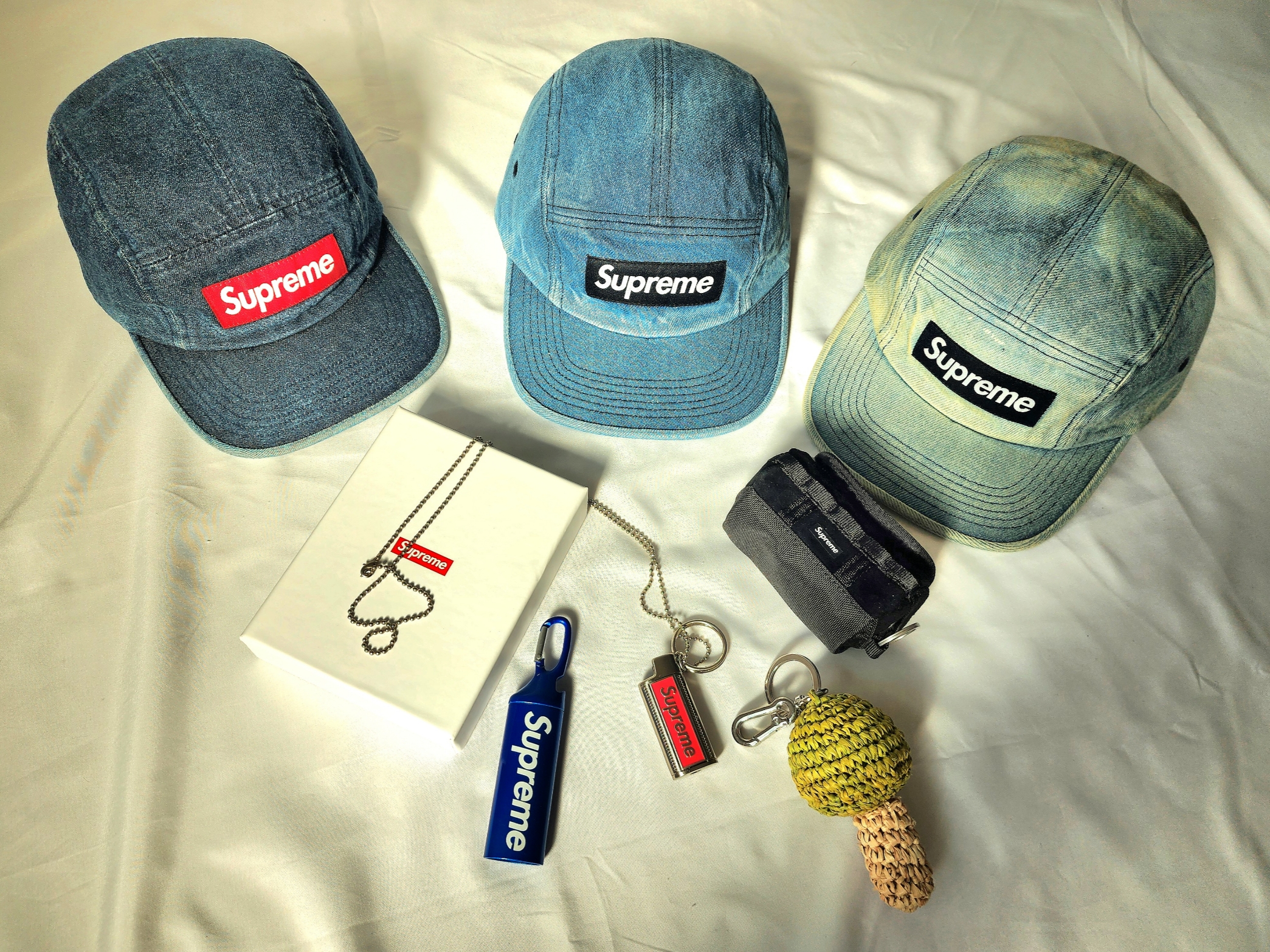 Supreme Metal Lighter Holster - 19SS, Supreme x The North Face Suede Base Camp Duffle Keychain Black - 23FW 착용 스타일 - 1