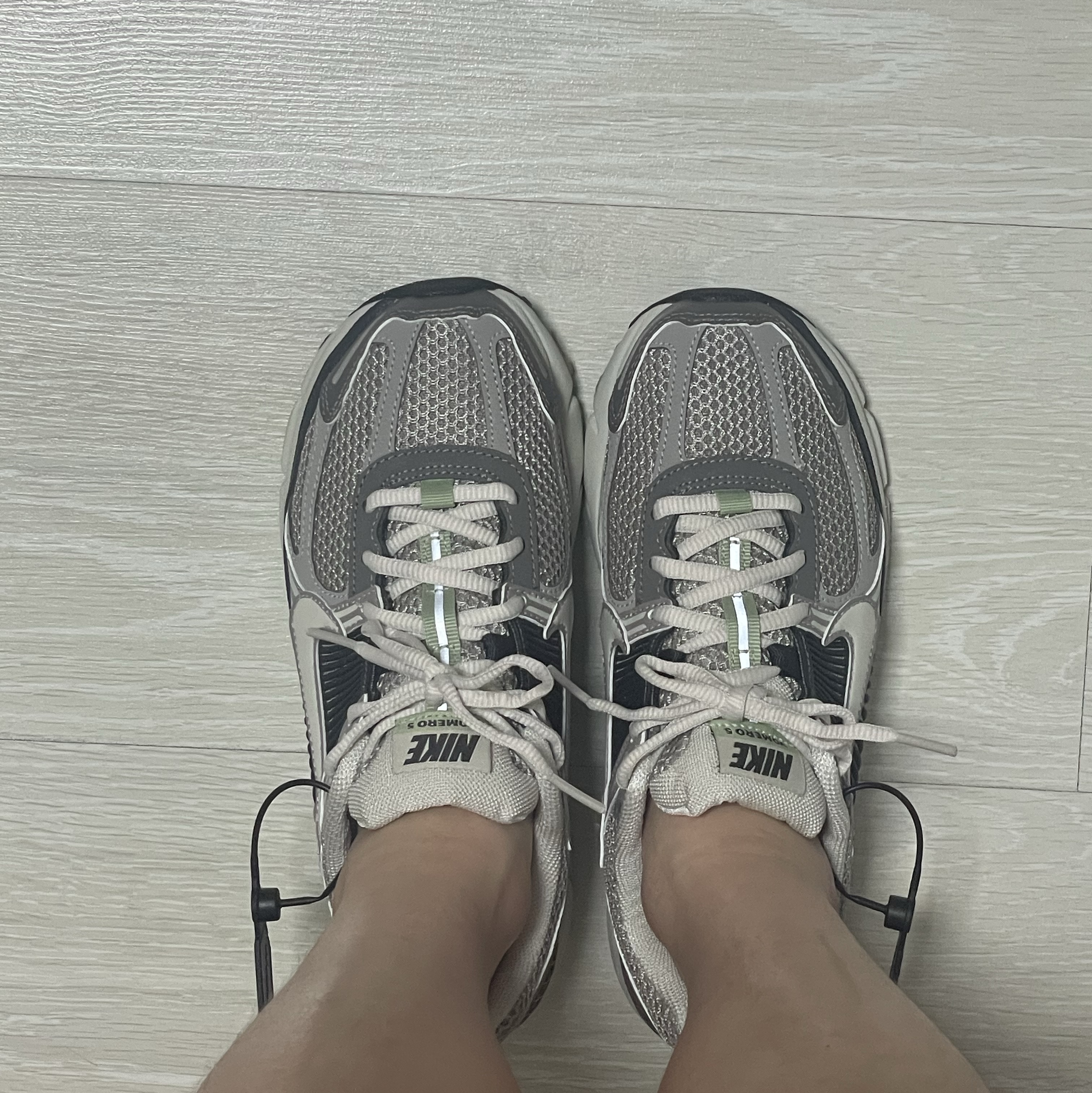 (W) Nike Zoom Vomero 5 Cobblestone and Flat Pewter 착용 스타일 - 3