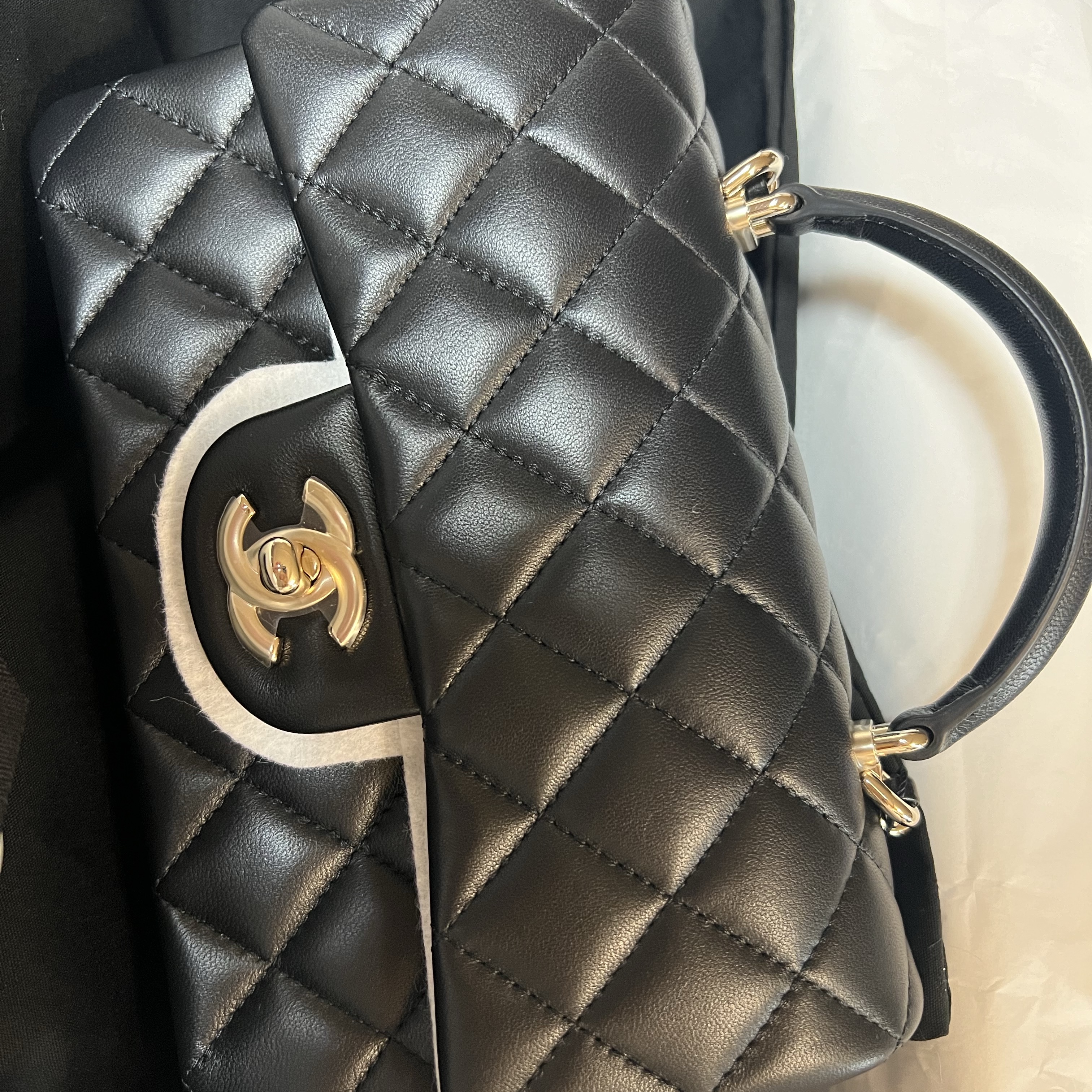 Chanel Mini Flap Bag with Top Handle Lambskin & Gold Black 착용 스타일
