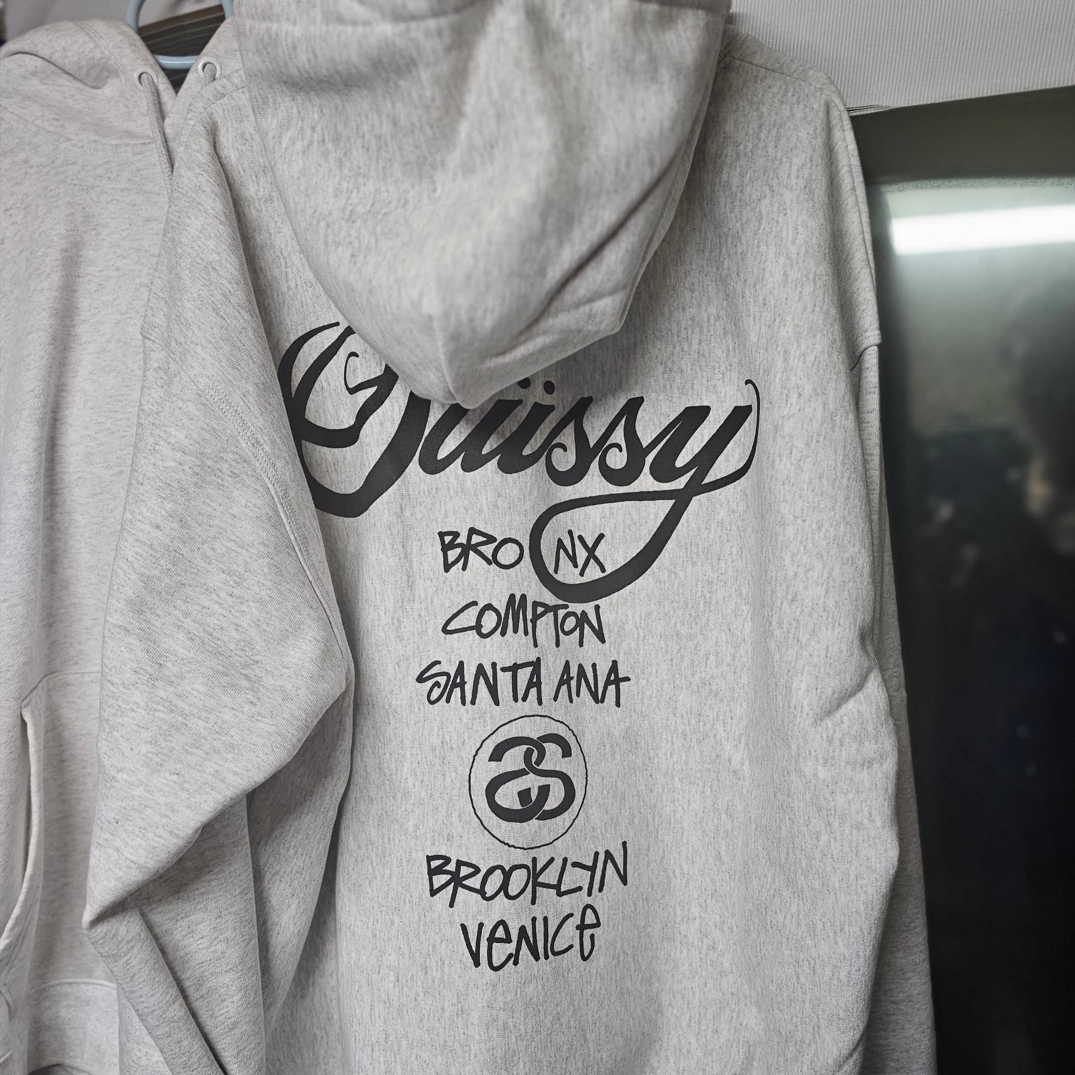 Stussy World Tour Hoodie Ash Heather 2023 착용 스타일
