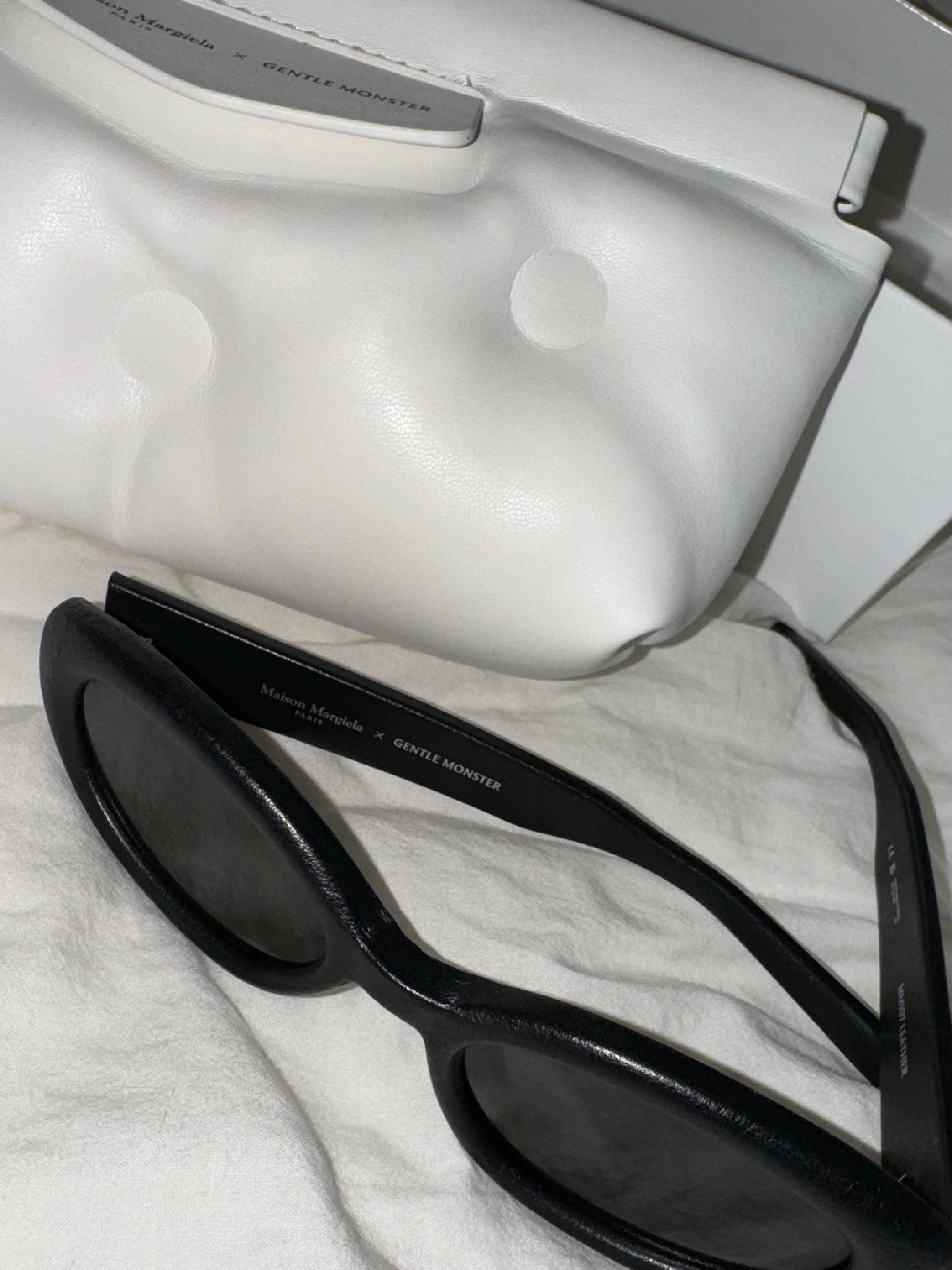Gentle Monster x Maison Margiela MM107 Leather Black Black 착용 스타일 - 2